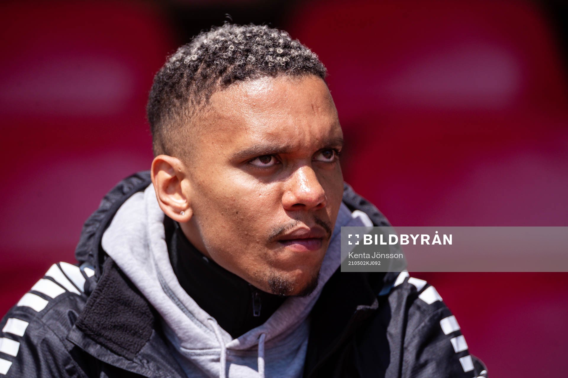 Brages Seth Kanteh Hellberg på läktaren inför fotbollsmatchen i Superettan mellan Vasalund och Brage den 2 maj 2021 i Stockholm. 