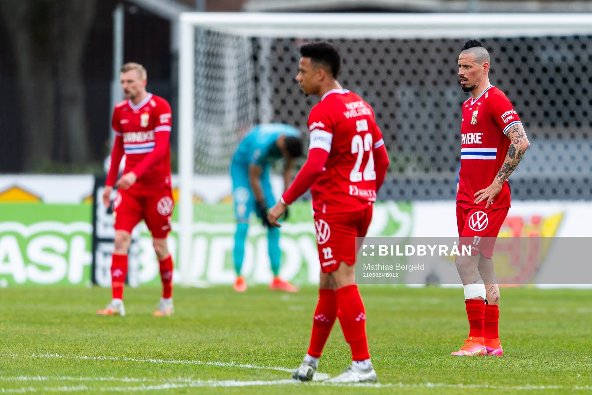 IFK Göteborgs Tobias Sana och Marek Hamsik deppar