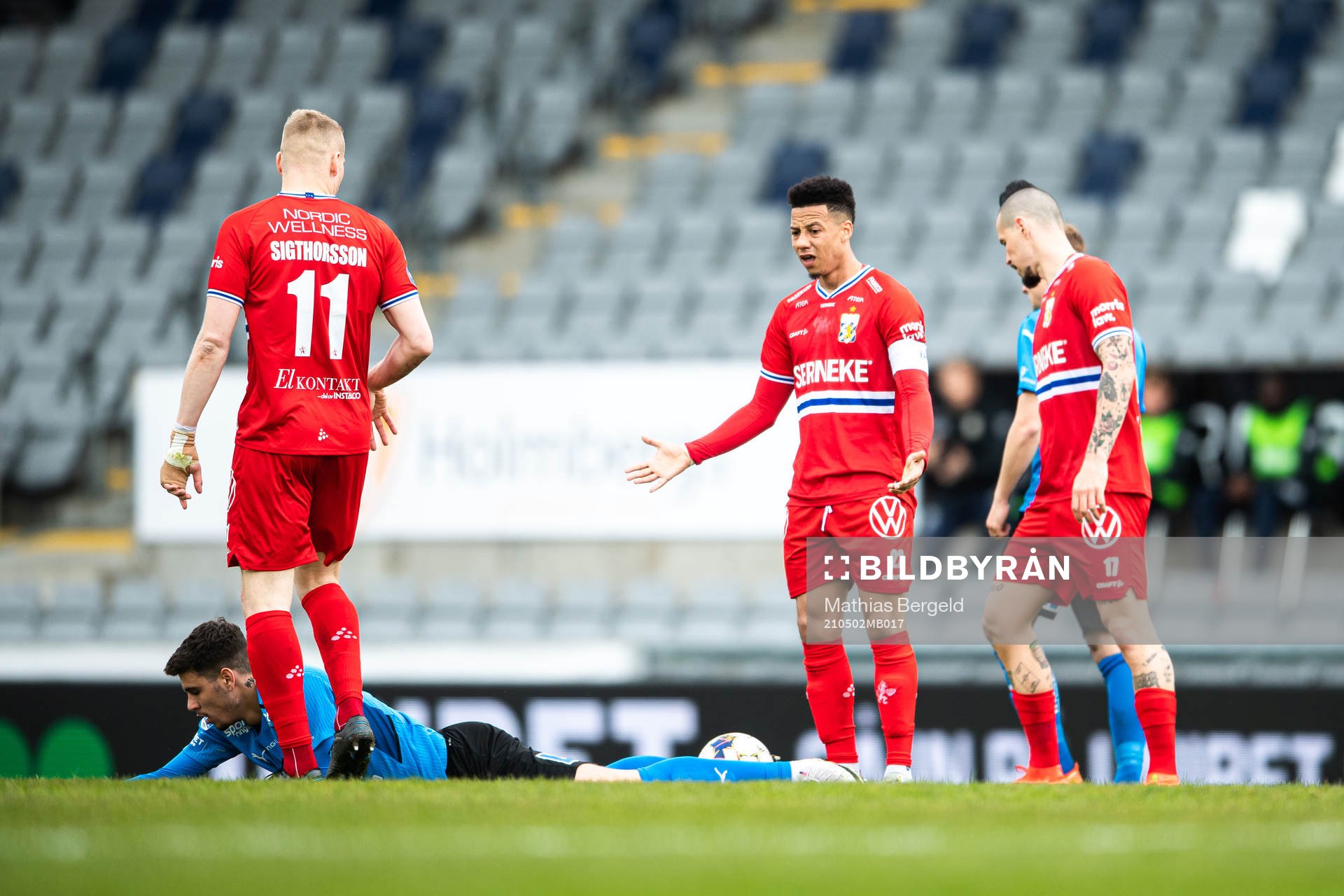 IFK Göteborgs Tobias Sana reagerar på ett domslut