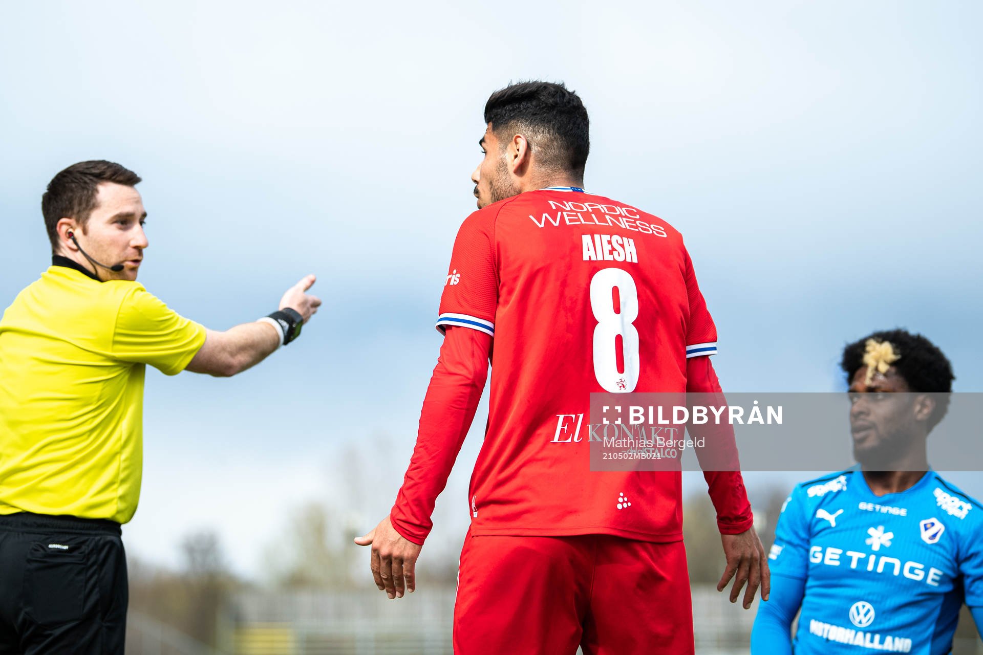 Domare Andreas Ekberg i samtal med IFK Göteborgs Hosam