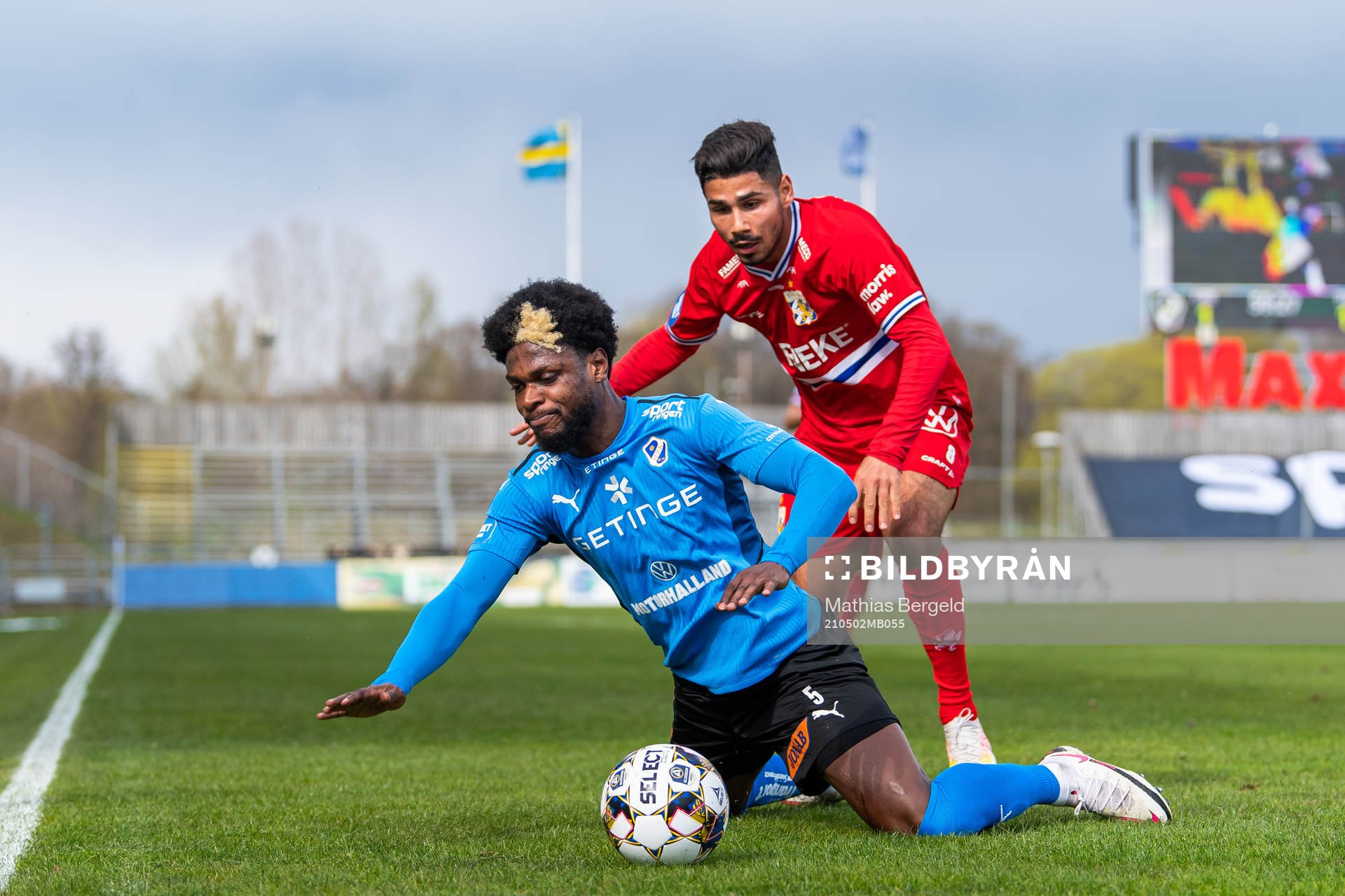 IFK Göteborgs Hosam Aiesh och Halmstads Joseph Baffoe i kamp om bollen under fotbollsmatchen i Allsvenskan mellan Halmstad och IFK Göteborg den 2 maj 2021 i Halmstad.