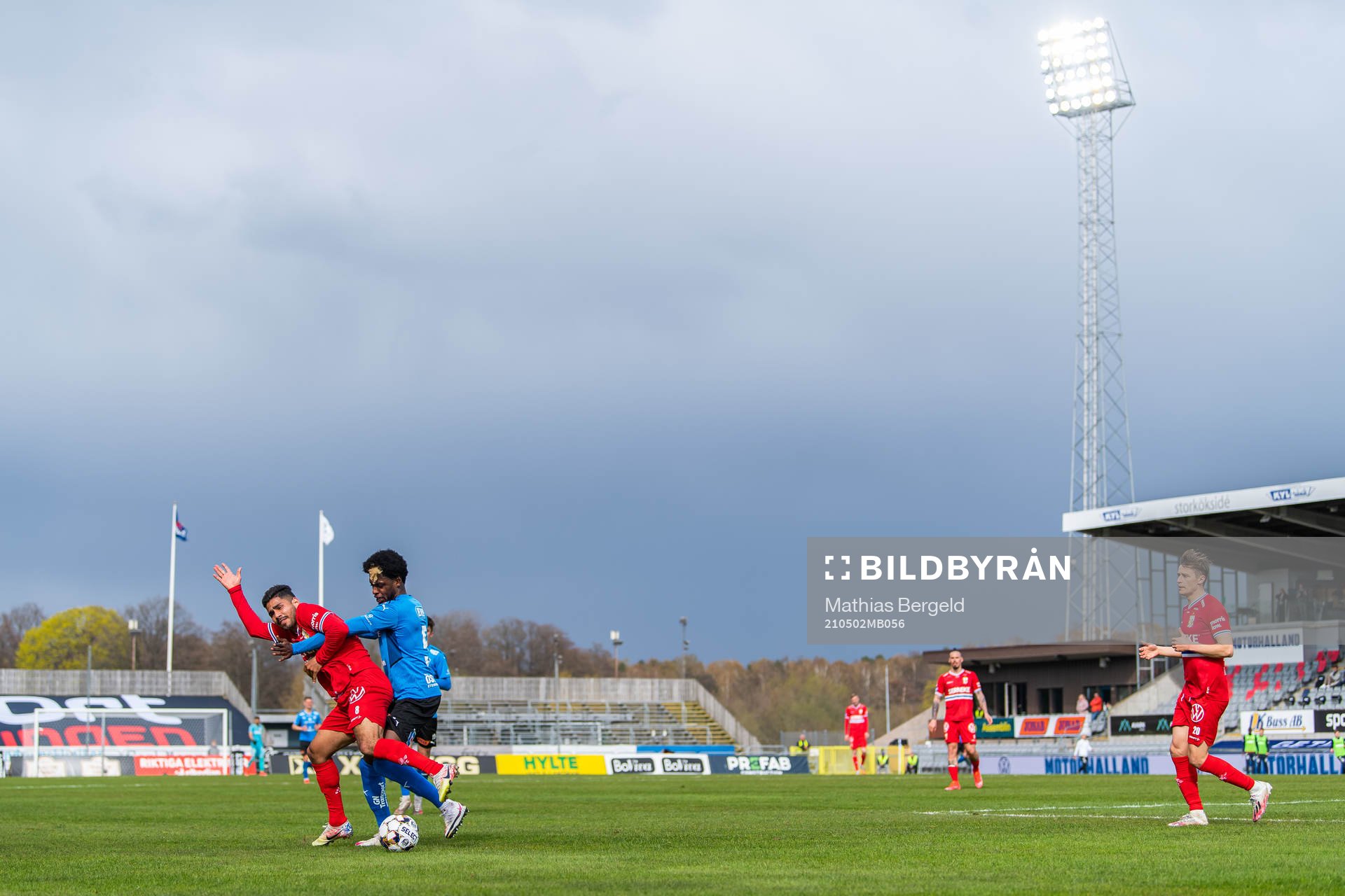 IFK Göteborgs Hosam Aiesh och Halmstads Joseph Baffoe i