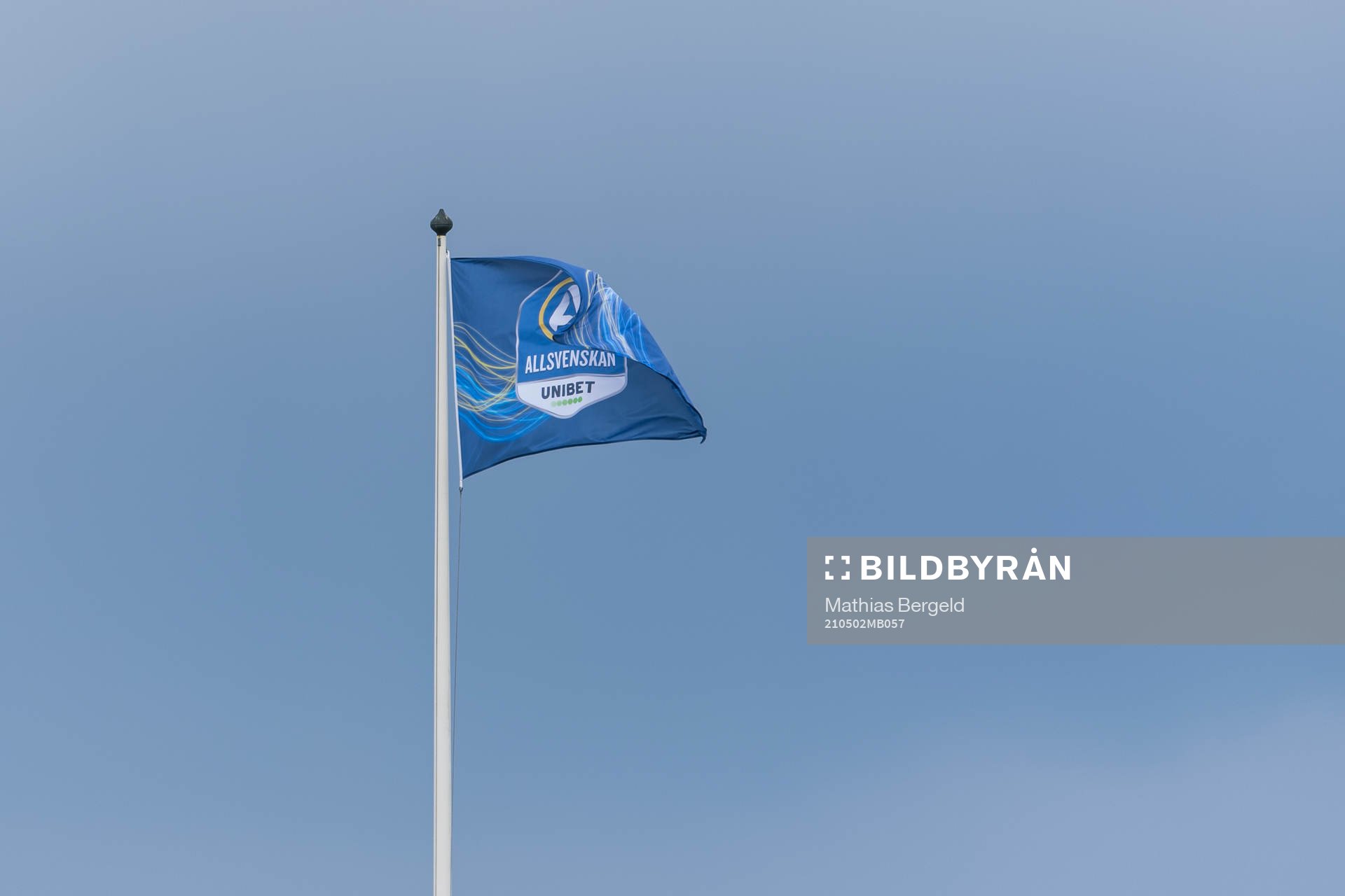 En flagga med Allsvenskans och Unibets logotyper