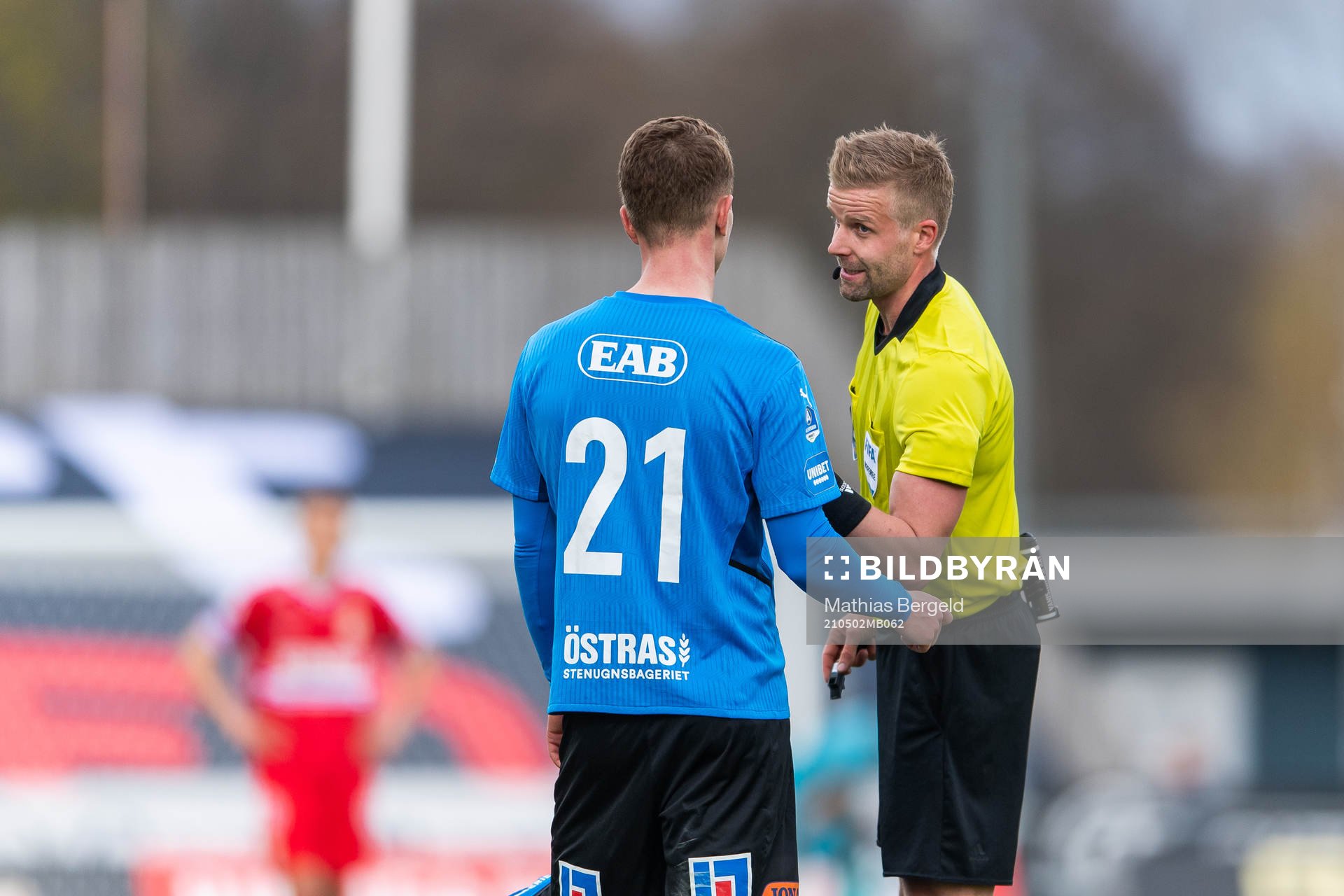 Halmstads Andreas Bengtsson diskuterar med domare Glenn