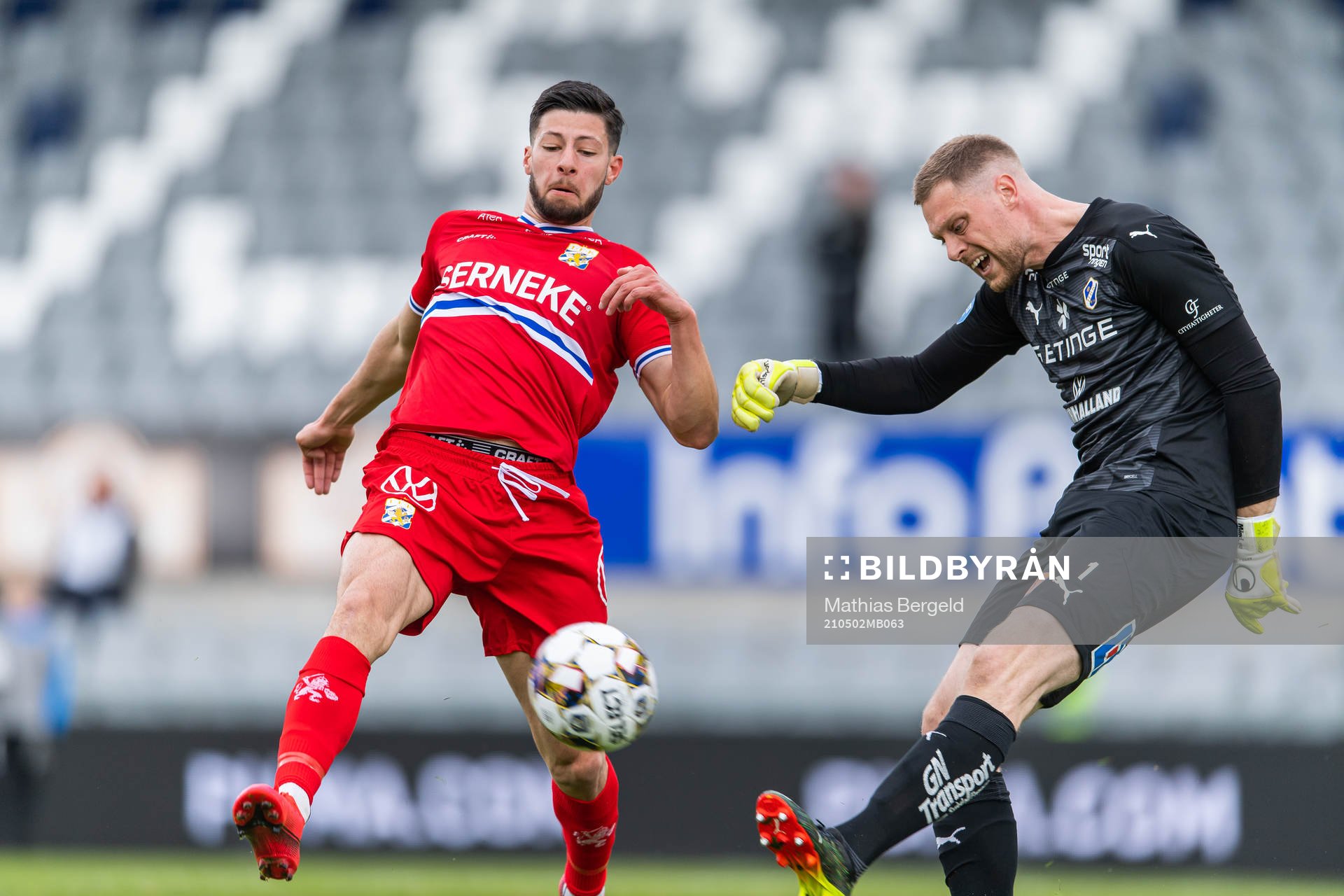 IFK Göteborgs Kevin Yakob och Halmstads målvakt Malkolm