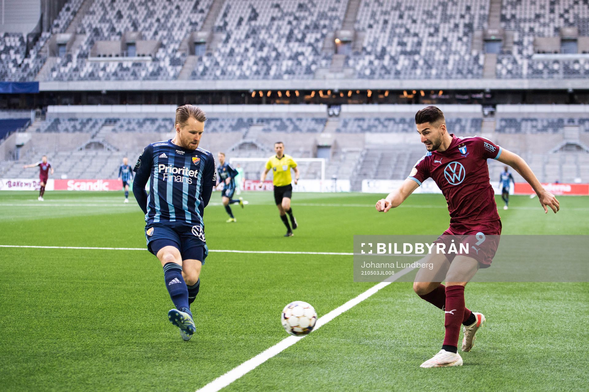 Djurgårdens Jacob Une Larsson och Malmö FFs Antonio Colak