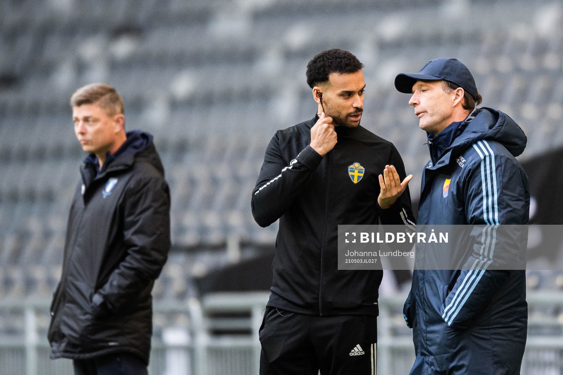Djurgårdens tränare Kim Bergstrand i samtal med domare Farouk Nehdi under fotbollsmatchen i Allsvenskan mellan Djurgården och Malmö FF den 3 maj 2021 i Stockholm.