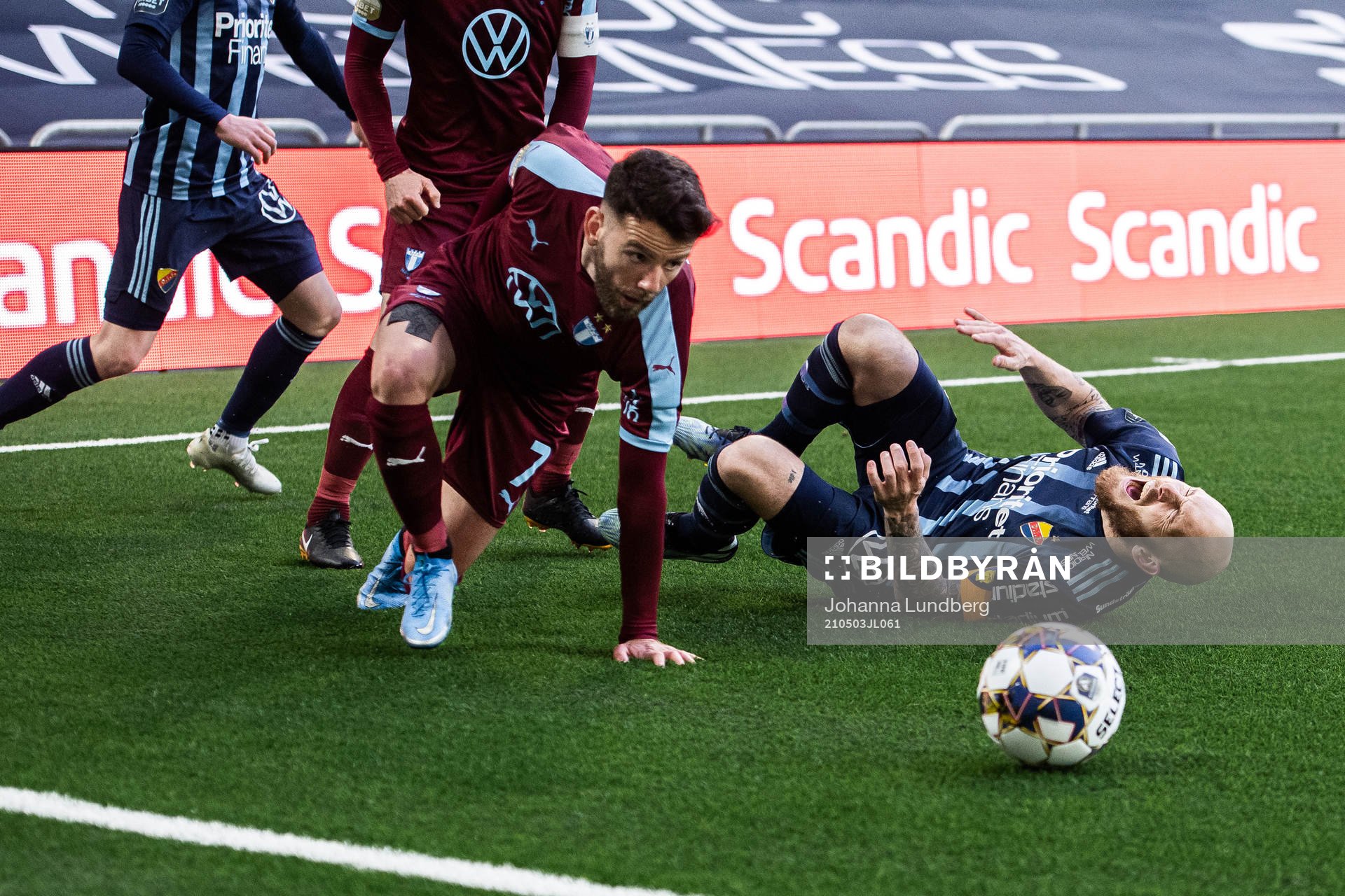 Malmö FFs Erdal Rakip och Djurgårdens Magnus Eriksson som