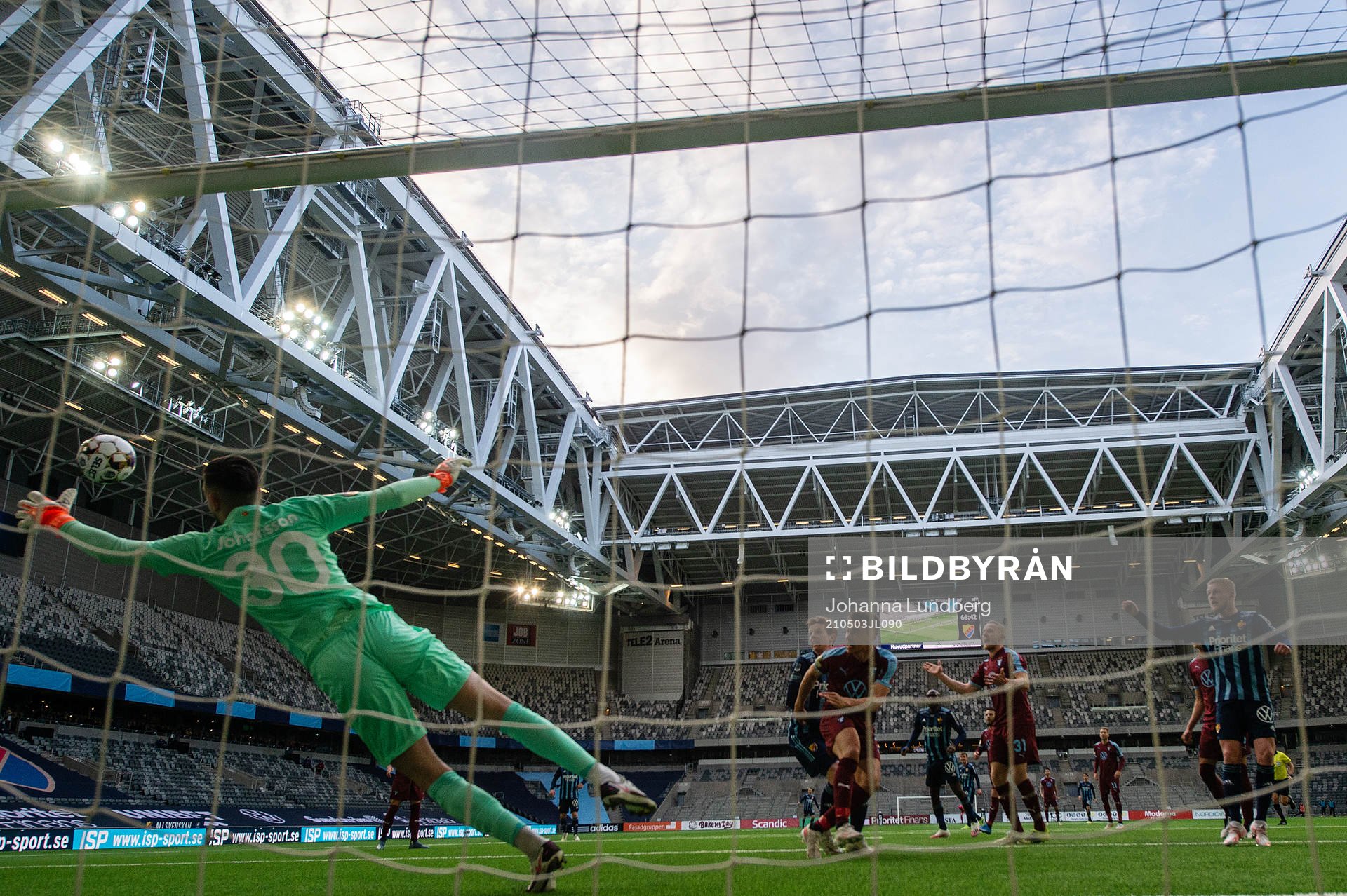 Djurgårdens Aslak Witry gör 2-0 bakom Malmö FFs målvakt