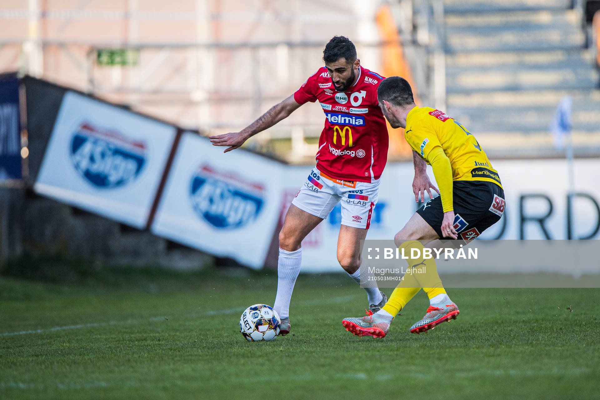 Degerfors Ferhad Ayaz  och Mjällbys Kadir Hodzic