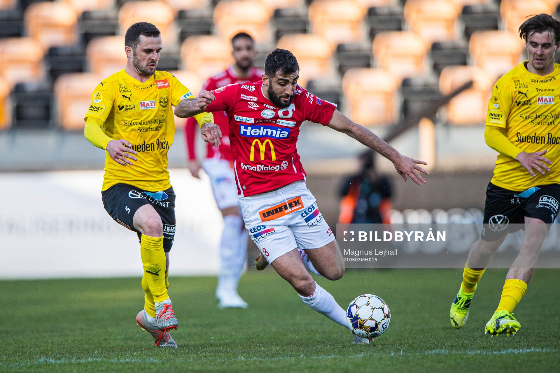 Degerfors Ferhad Ayaz  och Mjällbys Kadir Hodzic