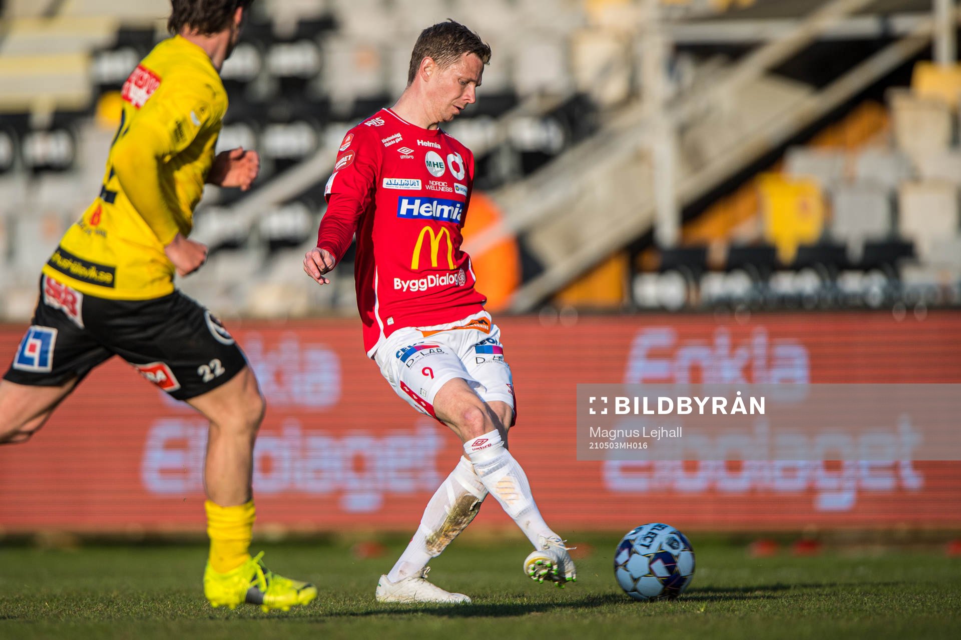 Degerfors Johan Bertilsson och Mjällbys Jesper Gustavsson