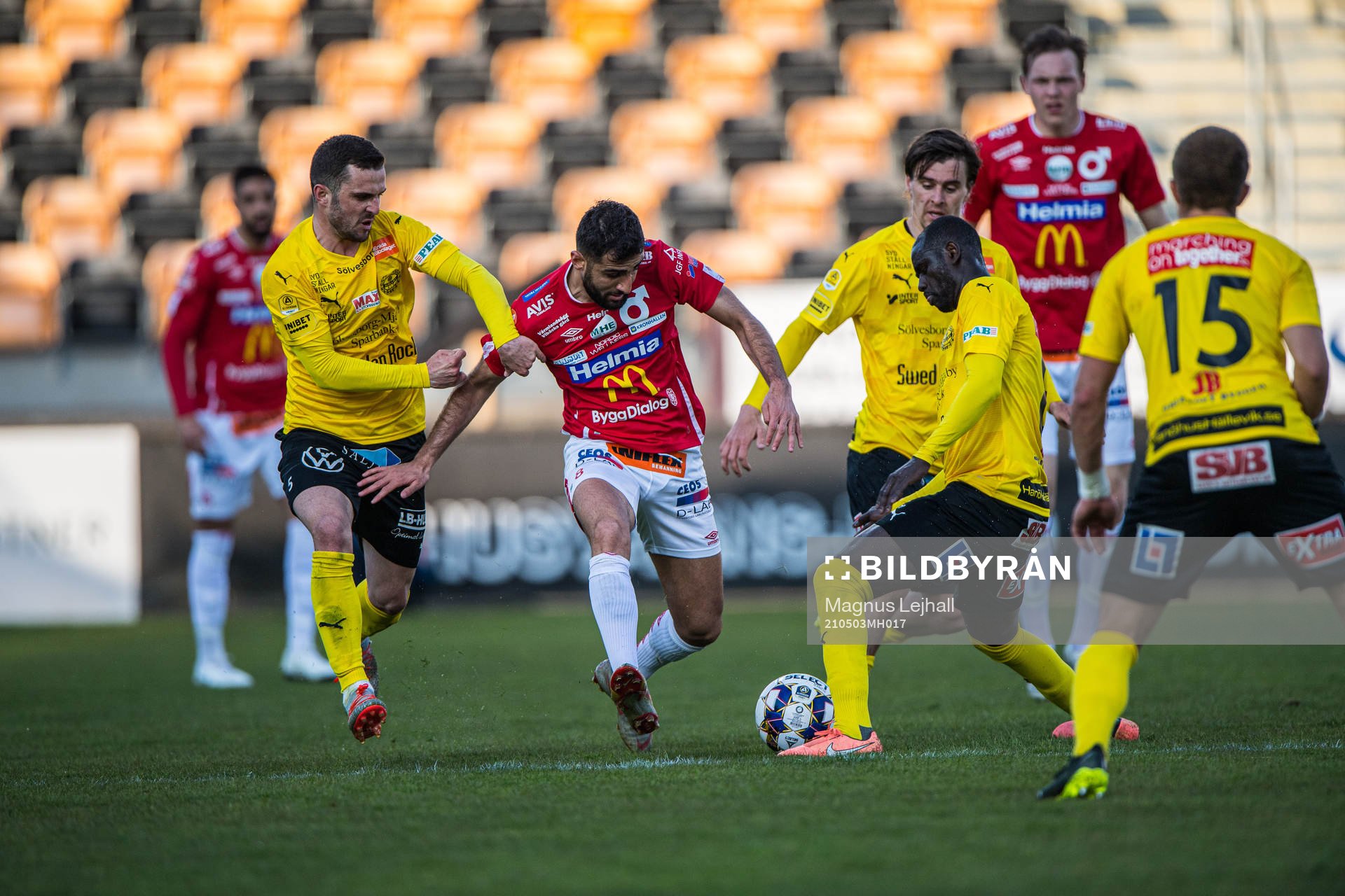 Degerfors Ferhad Ayaz  i mitten+och Mjällbys Kadir Hodzic