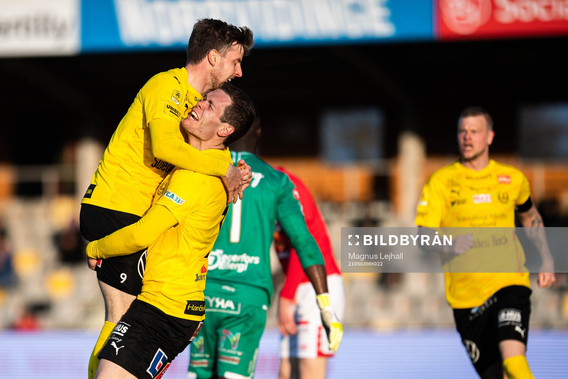 Mjällbys Jacob Bergström och Joel Nilsson jublar efter 1-0 under fotbollsmatchen i Allsvenskan mellan Mjällby och Degerfors den 3 maj 2021 i Hällevik.