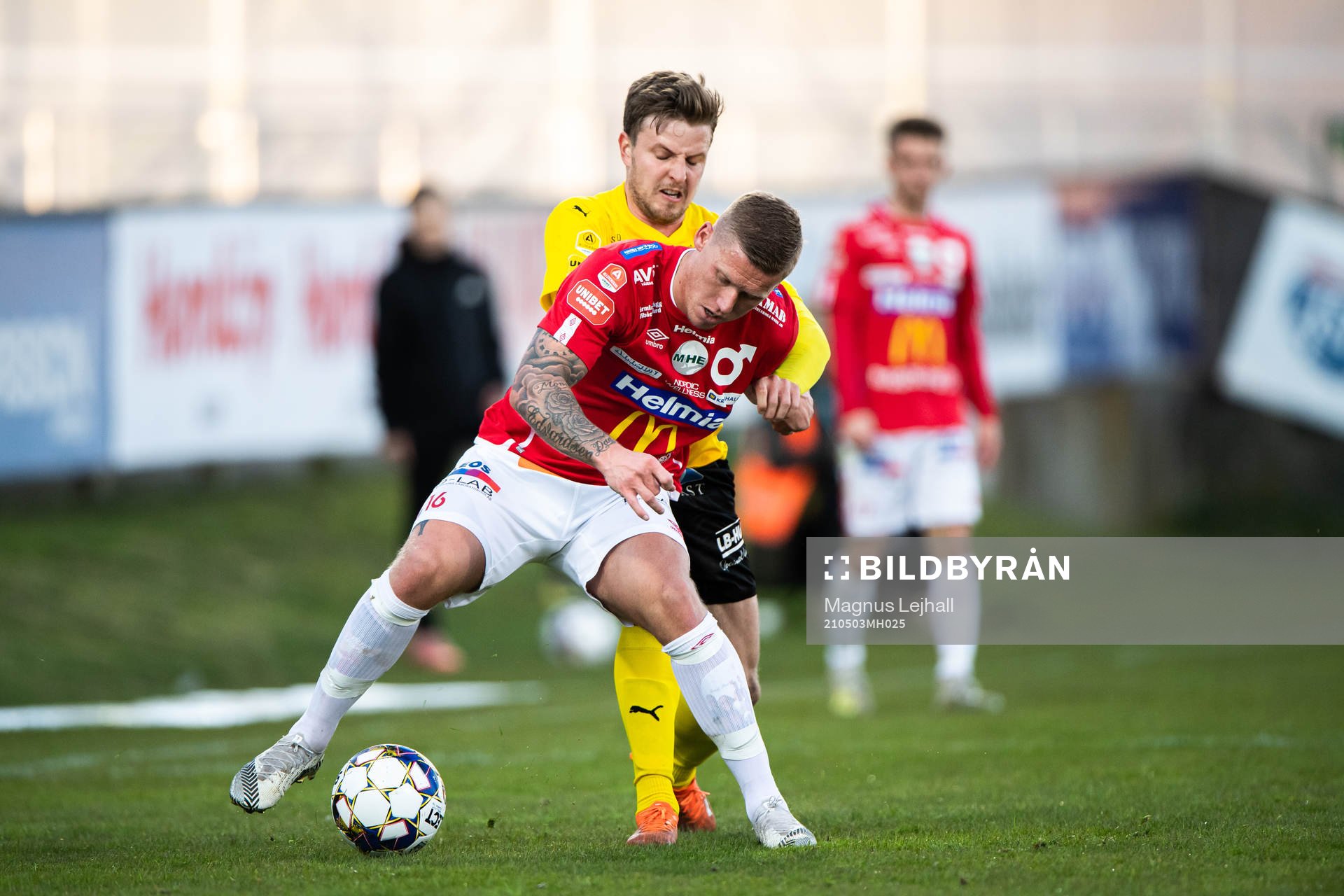 Degerfors Victor Edvardsen och Mjällbys Joel Nilsson