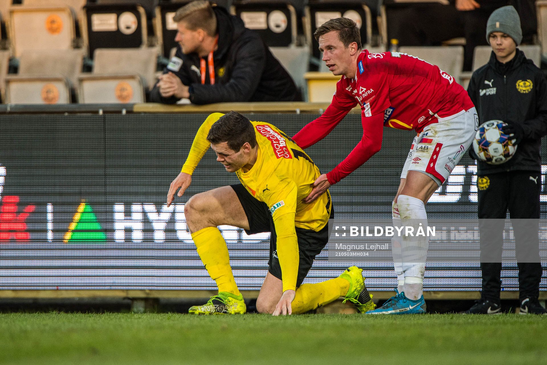 Mjällbys Jacob Bergström får hjälp upp efter att han har ont under fotbollsmatchen i Allsvenskan mellan Mjällby och Degerfors den 3 maj 2021 i Hällevik.
