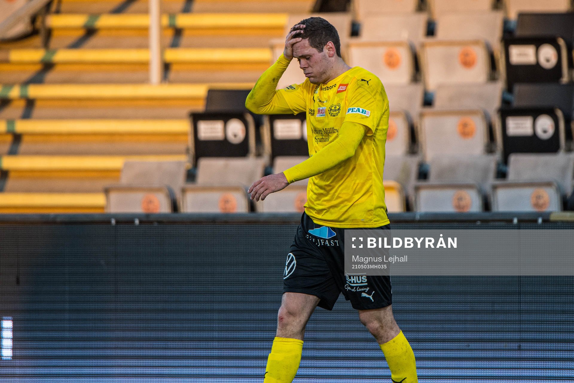 Mjällbys Jacob Bergström tar sig för huvudet och har ont under fotbollsmatchen i Allsvenskan mellan Mjällby och Degerfors den 3 maj 2021 i Hällevik.