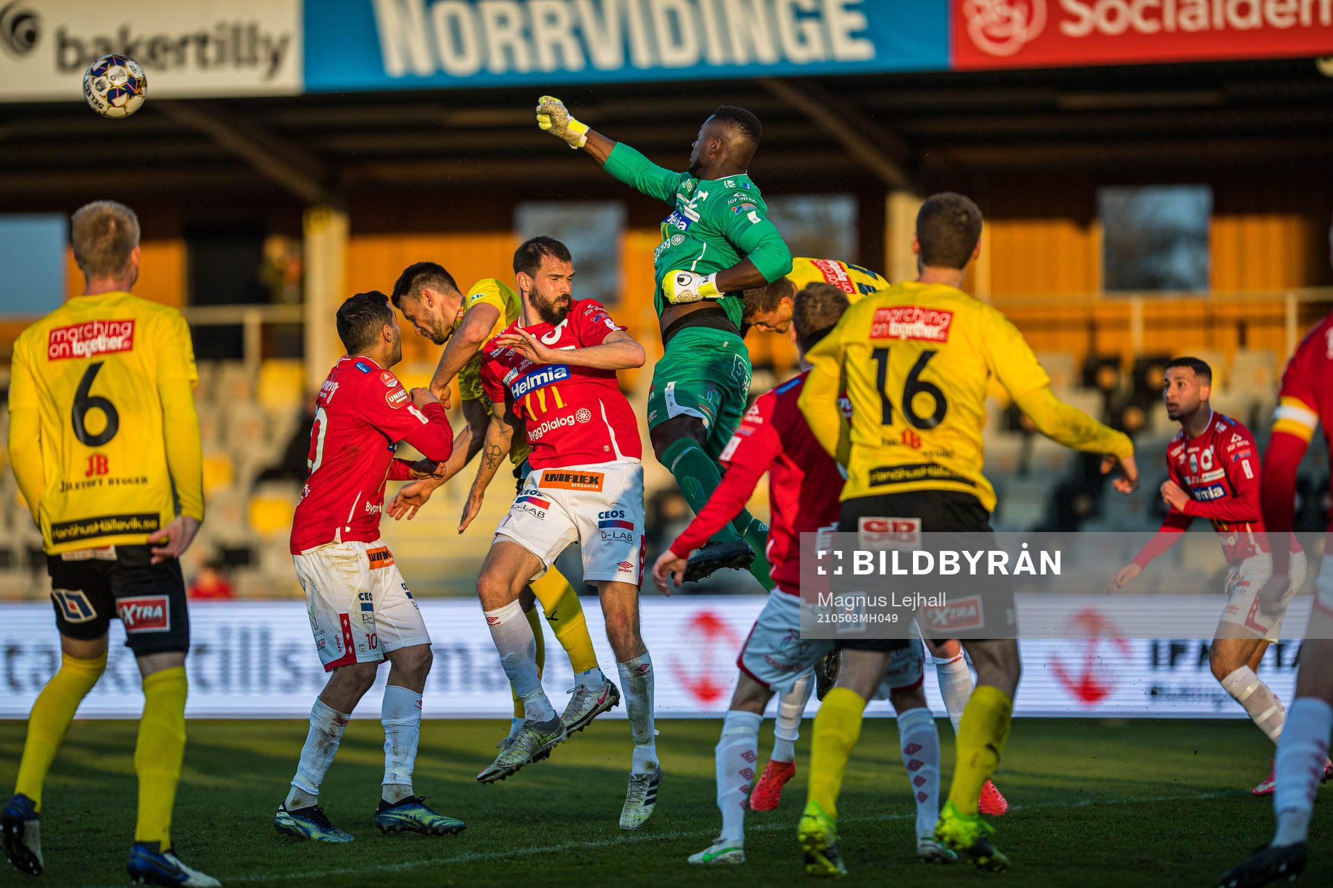 Degerfors målvakt Ismael Diawara framför mål