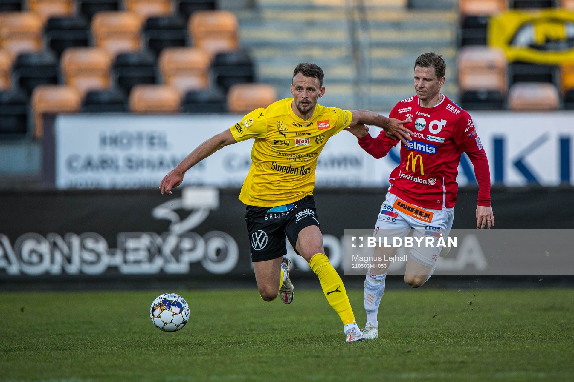 Mjällbys Max Watson  och Degerfors Johan Bertilsson