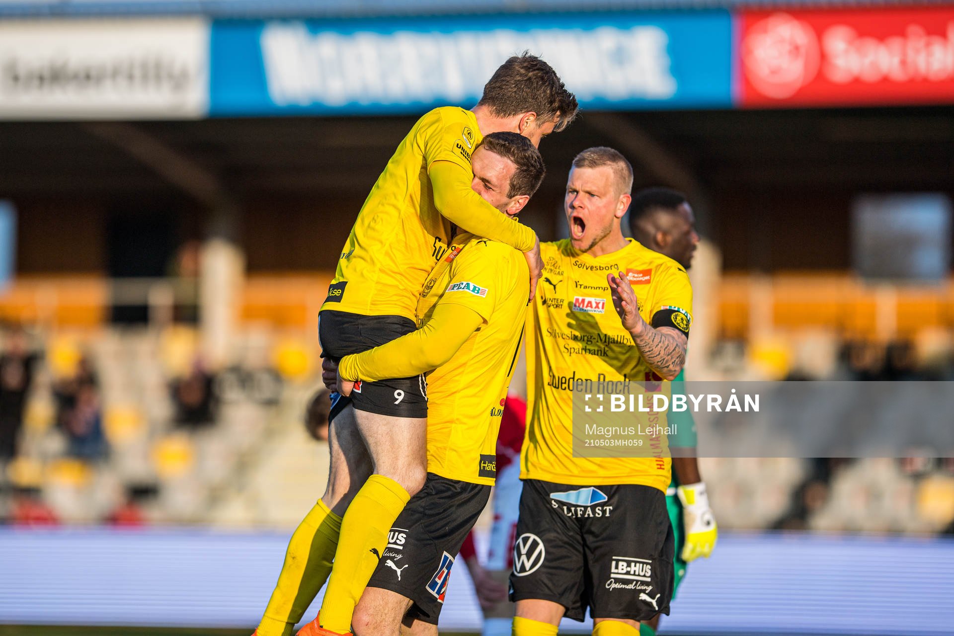 Mjällbys Joel Nilsson , Jacob Bergström  och David Löfquist  jublar efter 1-0 under fotbollsmatchen i Allsvenskan mellan Mjällby och Degerfors den 3 maj 2021 i Hällevik. 