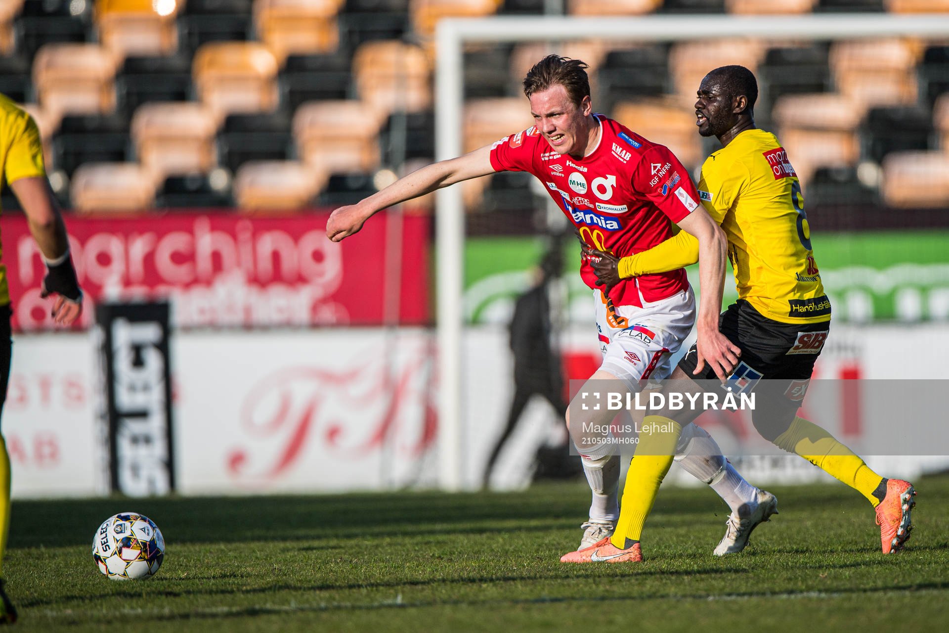 Degerfors Adam Carlén  och Mjällbys Enock Kofi Adu