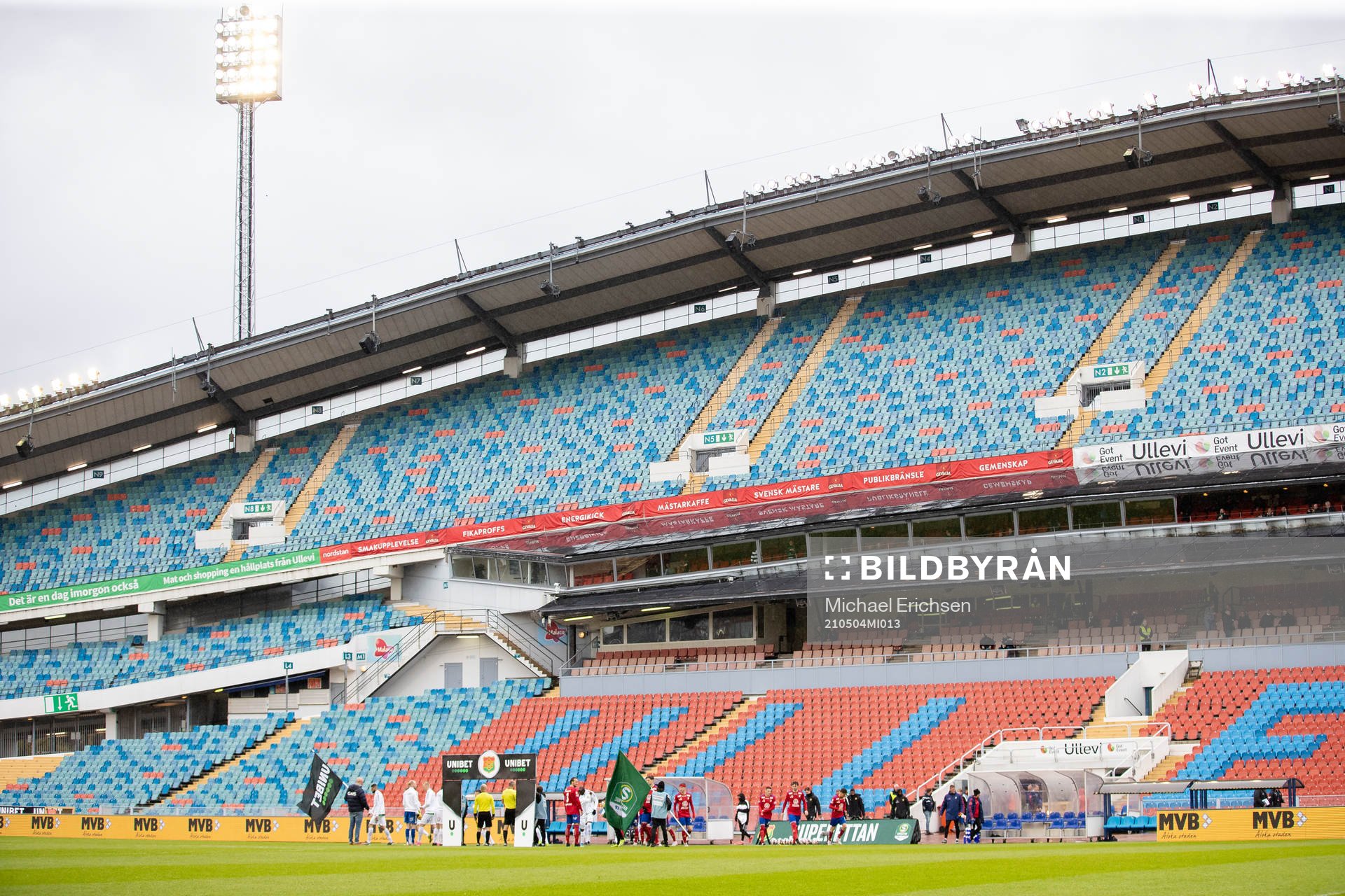 Lagen på väg in på planen innan fotbollsmatchen i
