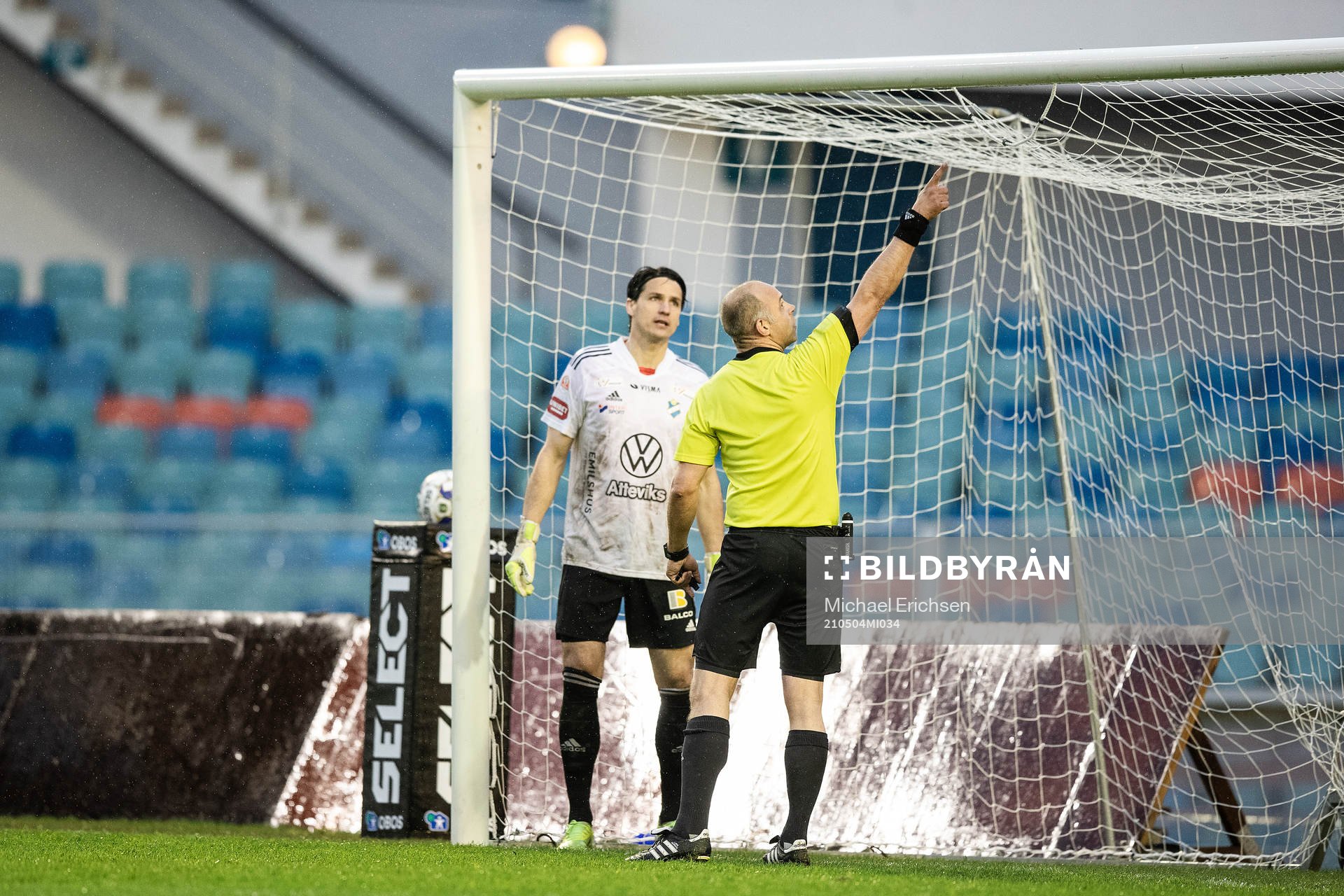 Domaren och Östers målvakt Damir Mehic granskar nätet som har gått sönder under fotbollsmatchen i Superettan mellan GAIS och Öster den 4 maj 2021 i Göteborg.