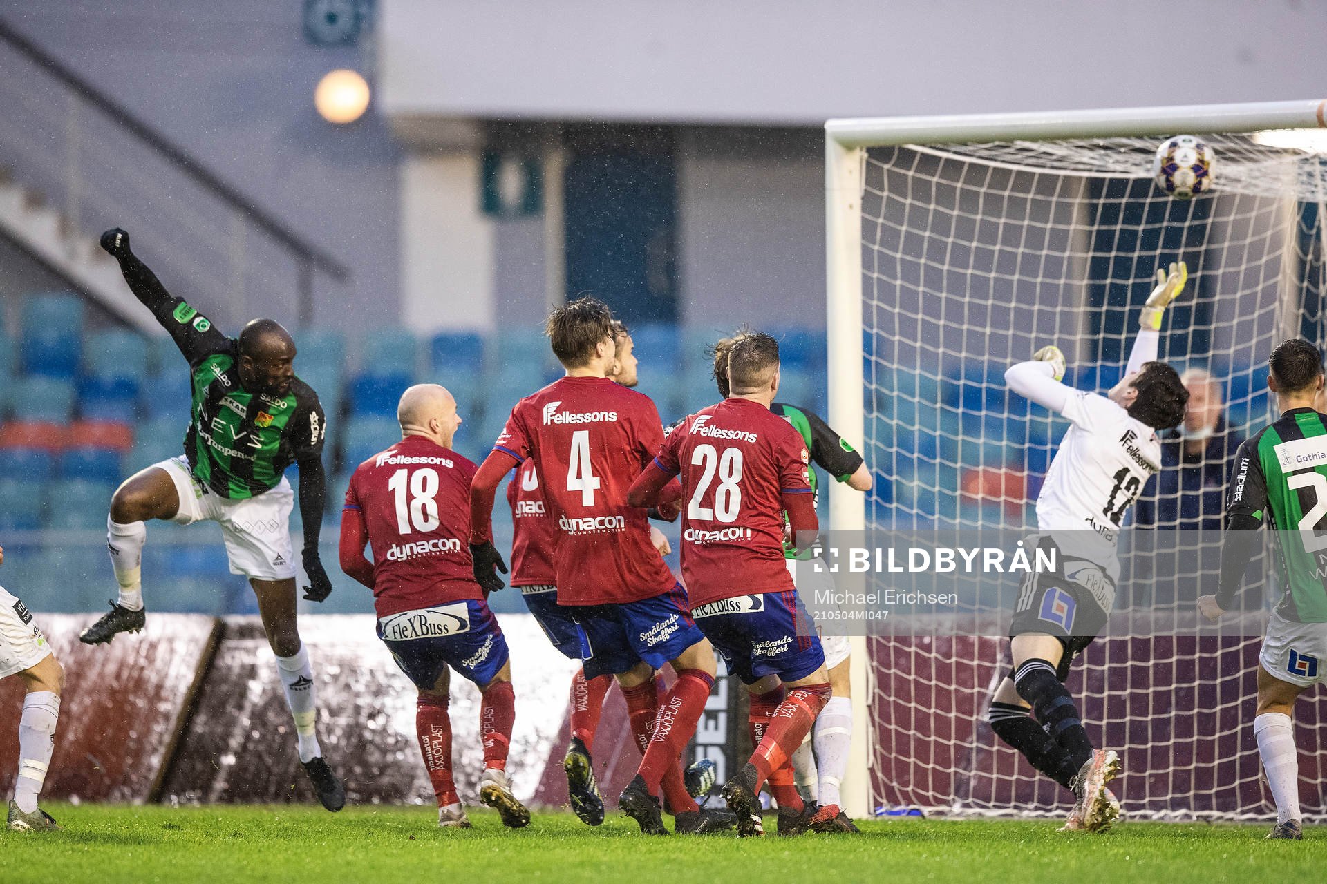 GAIS Boris Lumbana gör 3-2 och bakom Östers målvakt