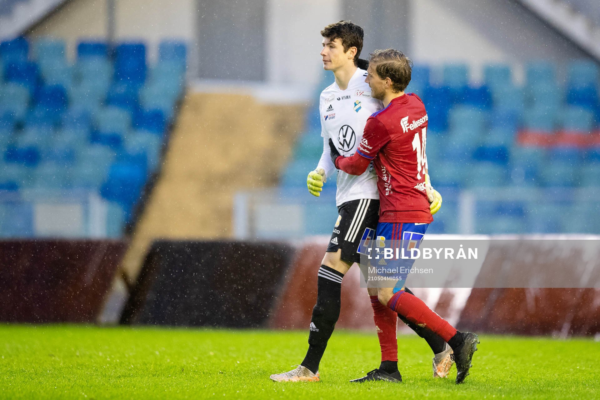 Östers målvakt Victor Stulic deppar ihop med Oliver