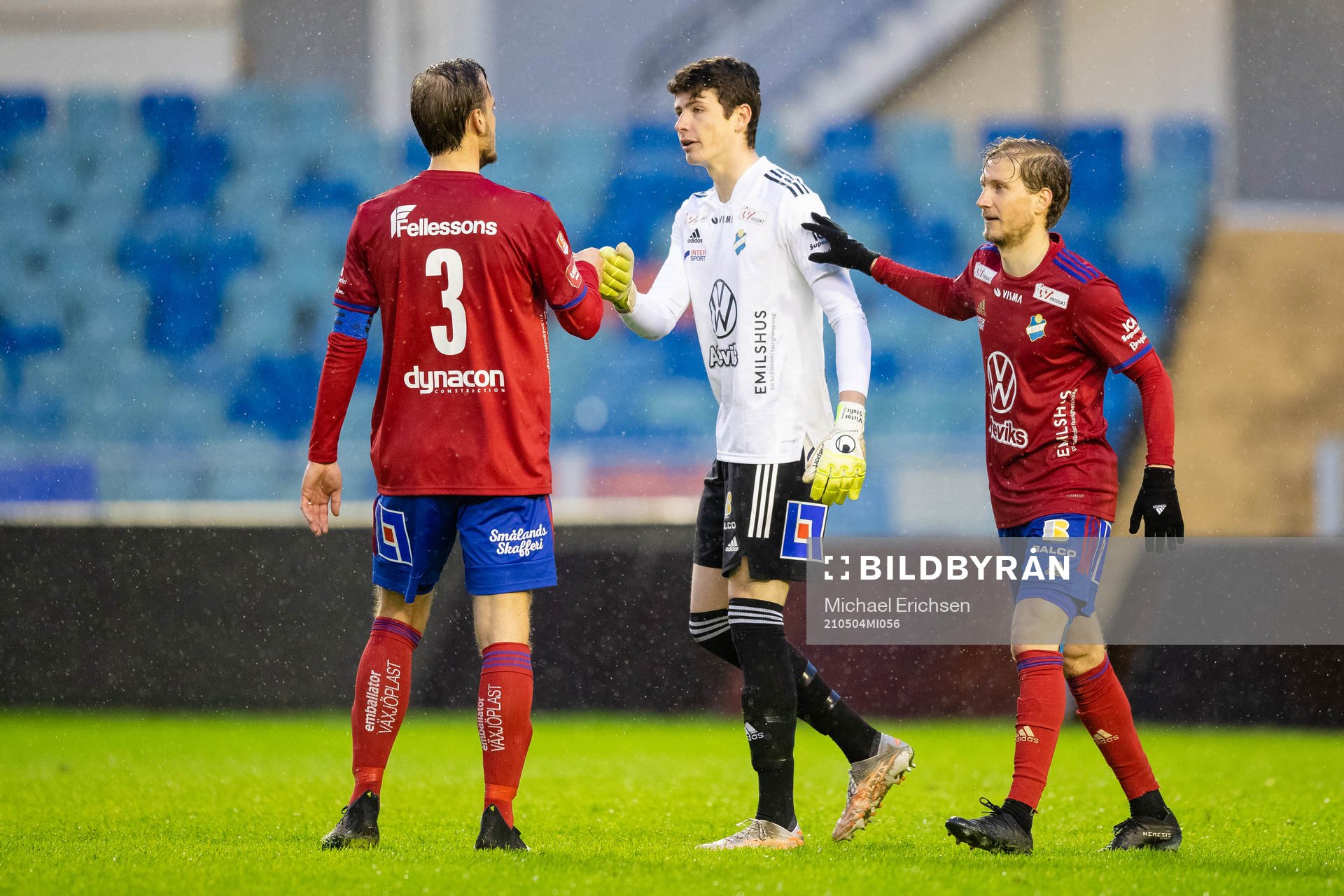 Östers målvakt Victor Stulic deppar ihop med Månz Berg