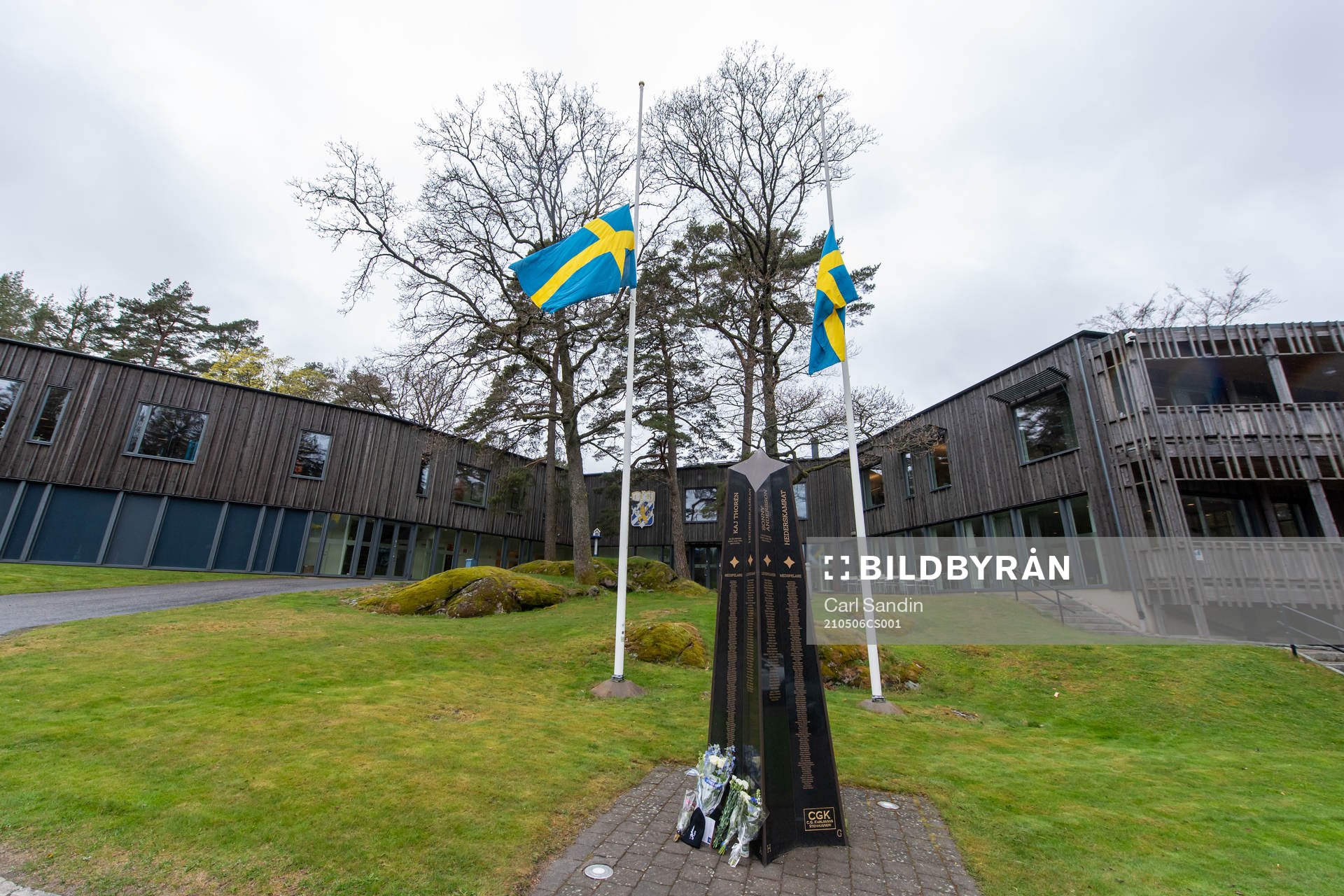 Blommor utanför Kamratgården och flaggorna på halv