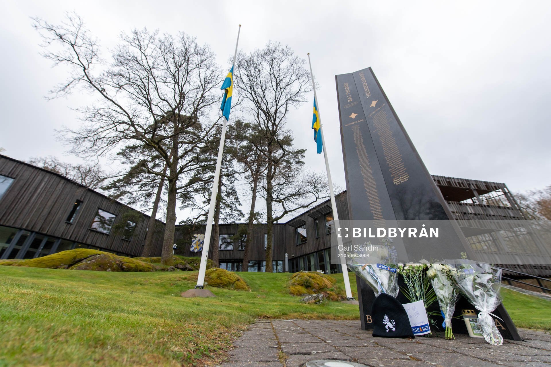 Blommor utanför Kamratgården och flaggorna på halv
