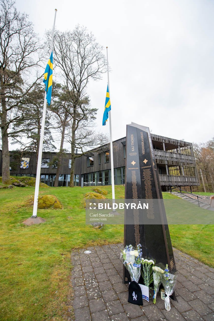 Blommor utanför Kamratgården och flaggorna på halv