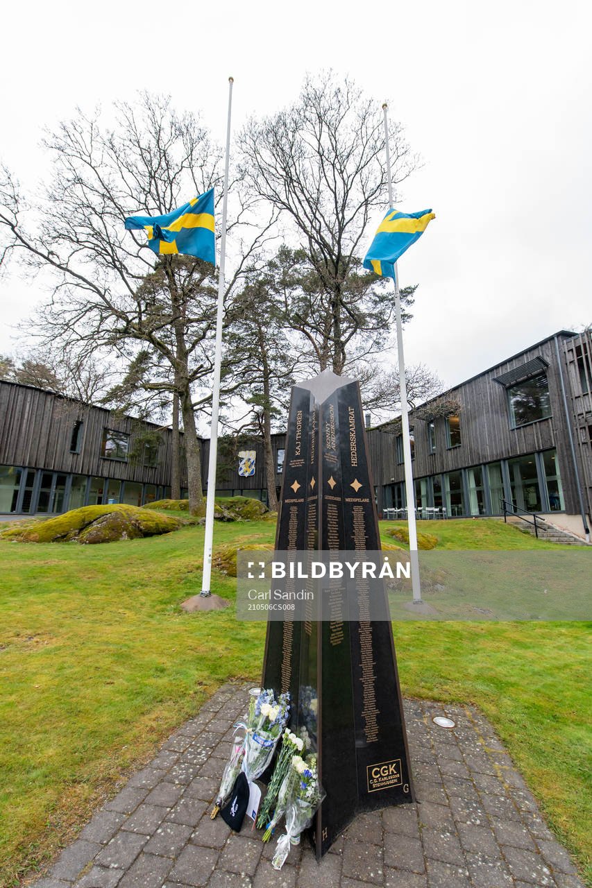 Blommor utanför Kamratgården och flaggorna på halv