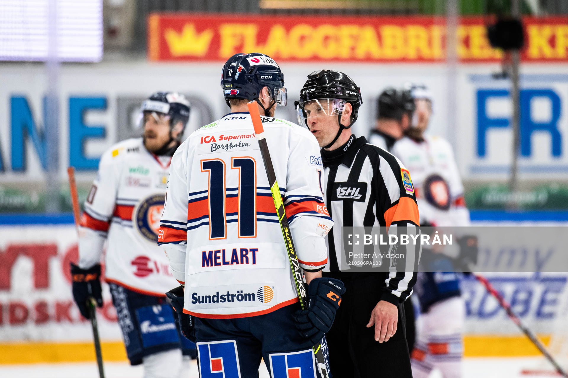 Växjös Ilari Melart i samtal med domare Tobias Björk