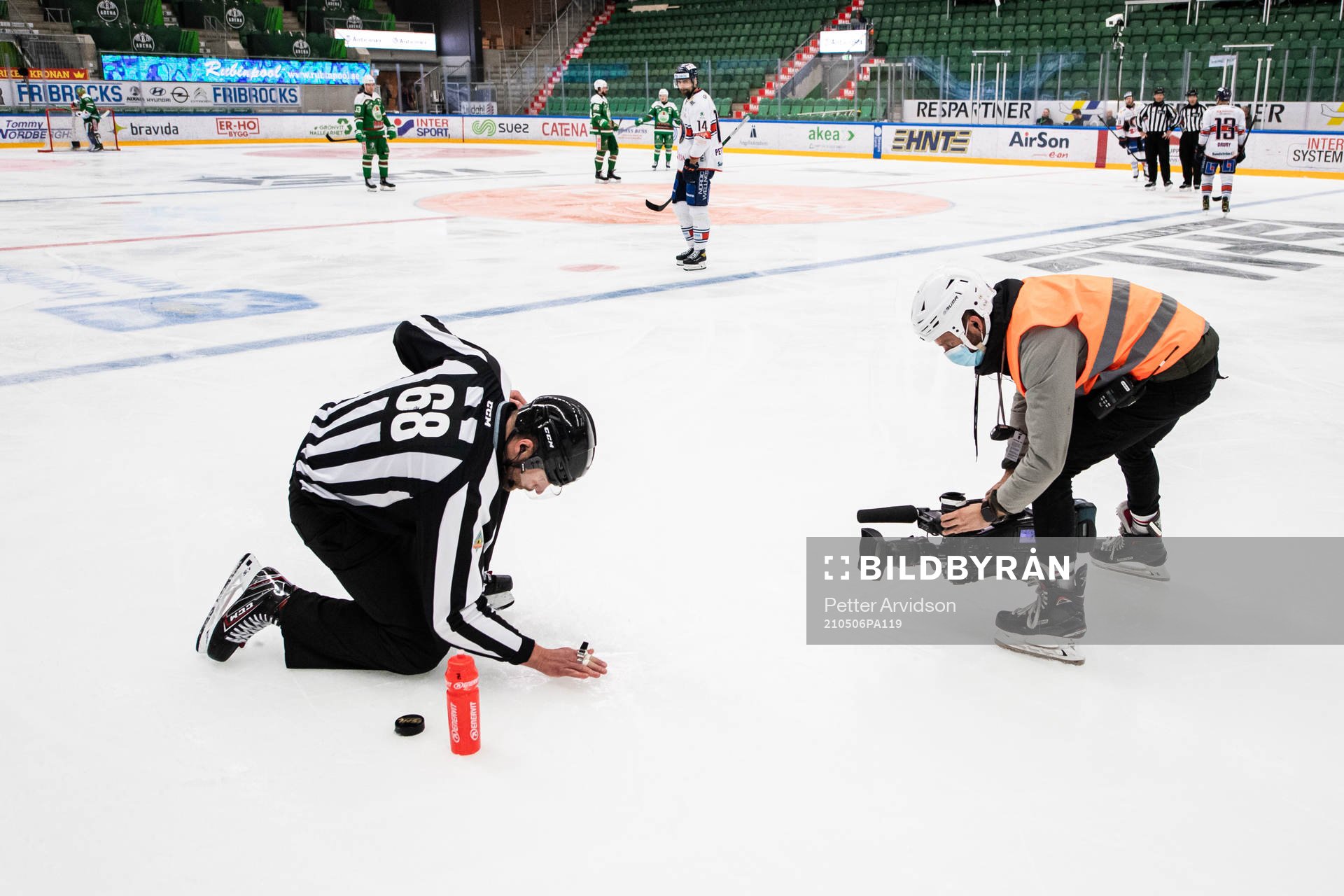 Linjedomare Emil Yletyinen lagar isen