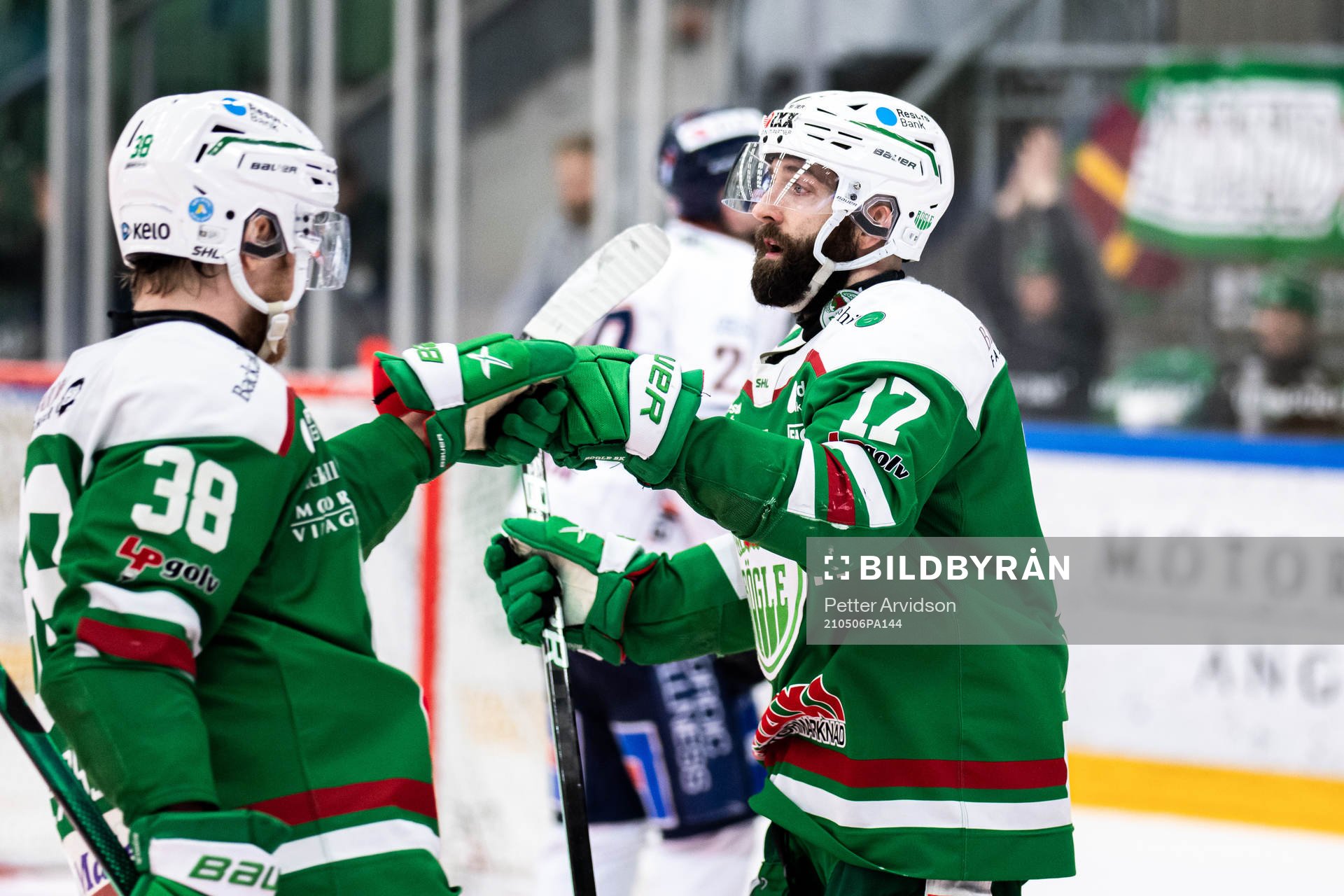 Rögles Erik Andersson och Taylor Matson jublar