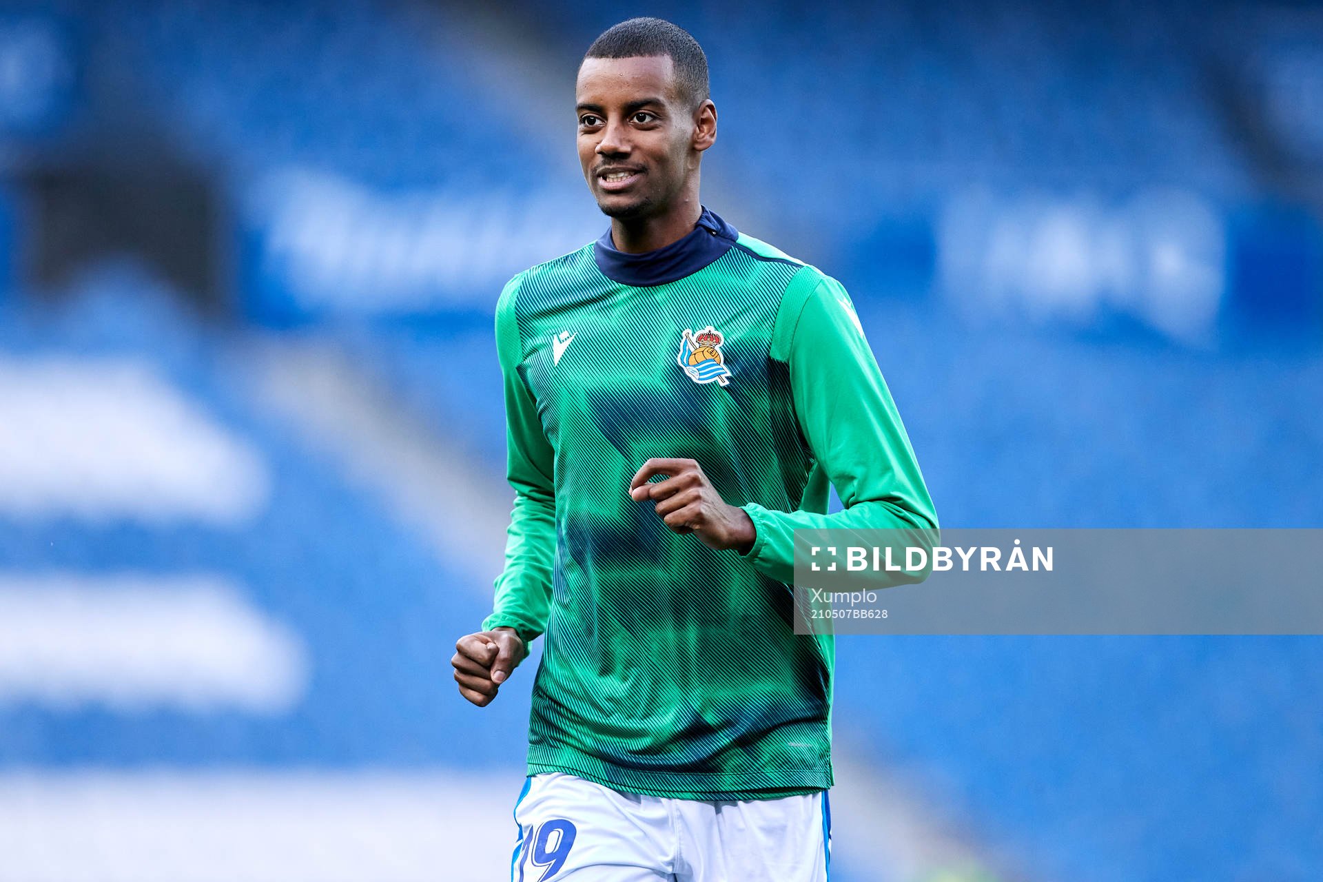 Alexander Isak of Real Sociedad warms up