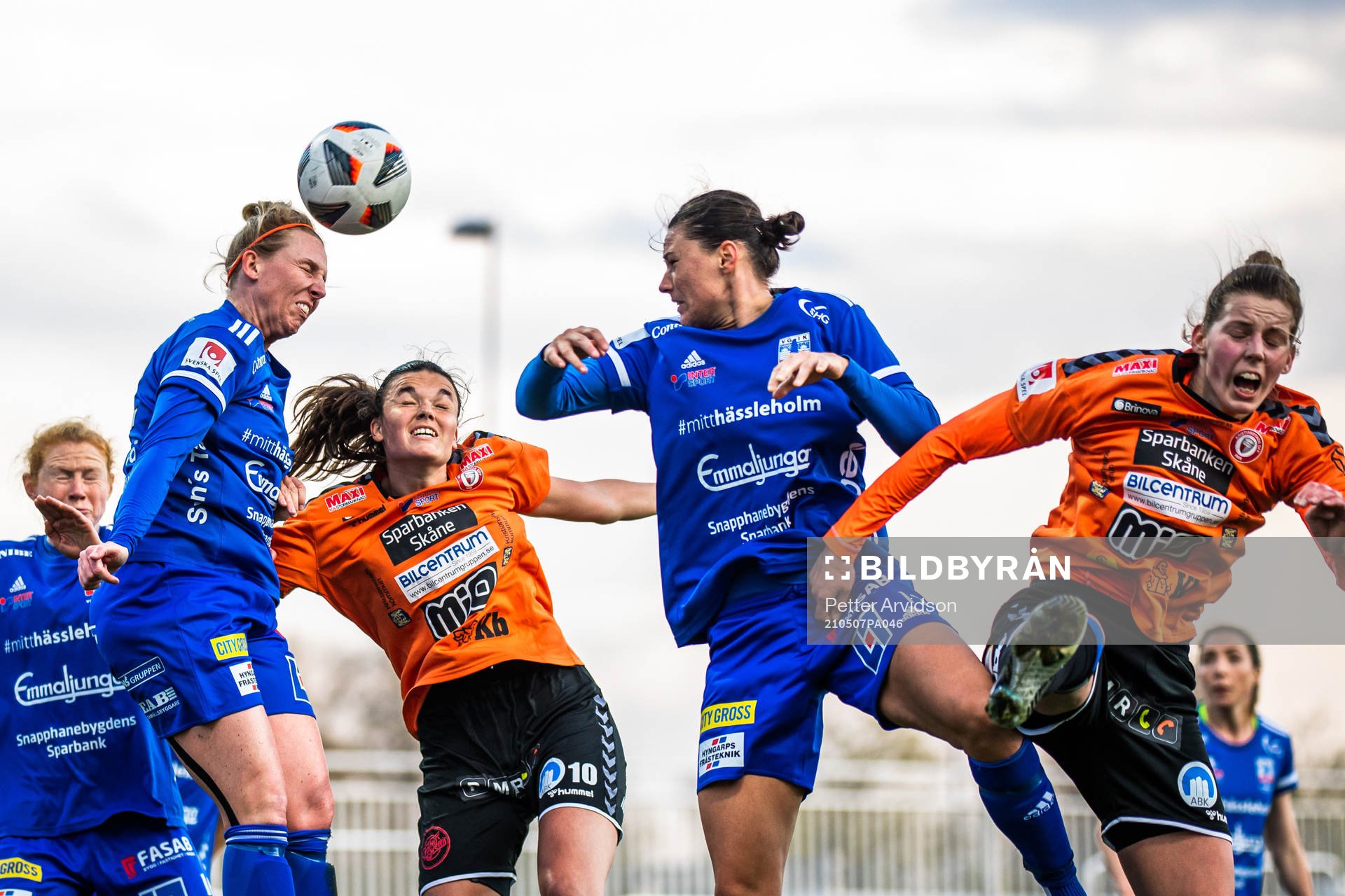 Vittsjös Sandra Adolfsson och Kristianstads Anna Welin under fotbollsmatchen i Damallsvenskan mellan Kristianstad och Vittsjö den 7 maj 2021 i Kristianstad.