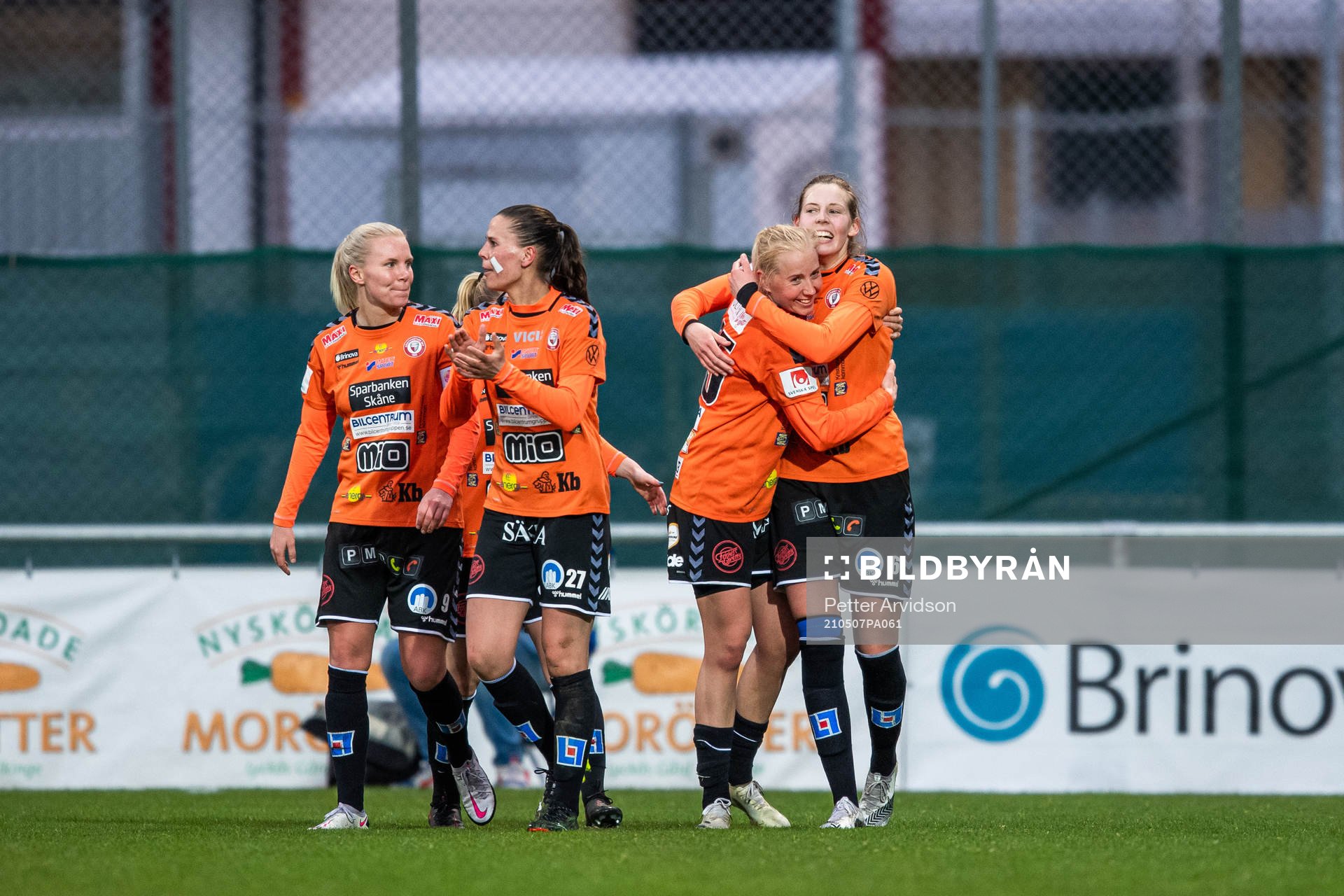 Kristianstads Amanda Edgren jublar med Eveliina Summanen