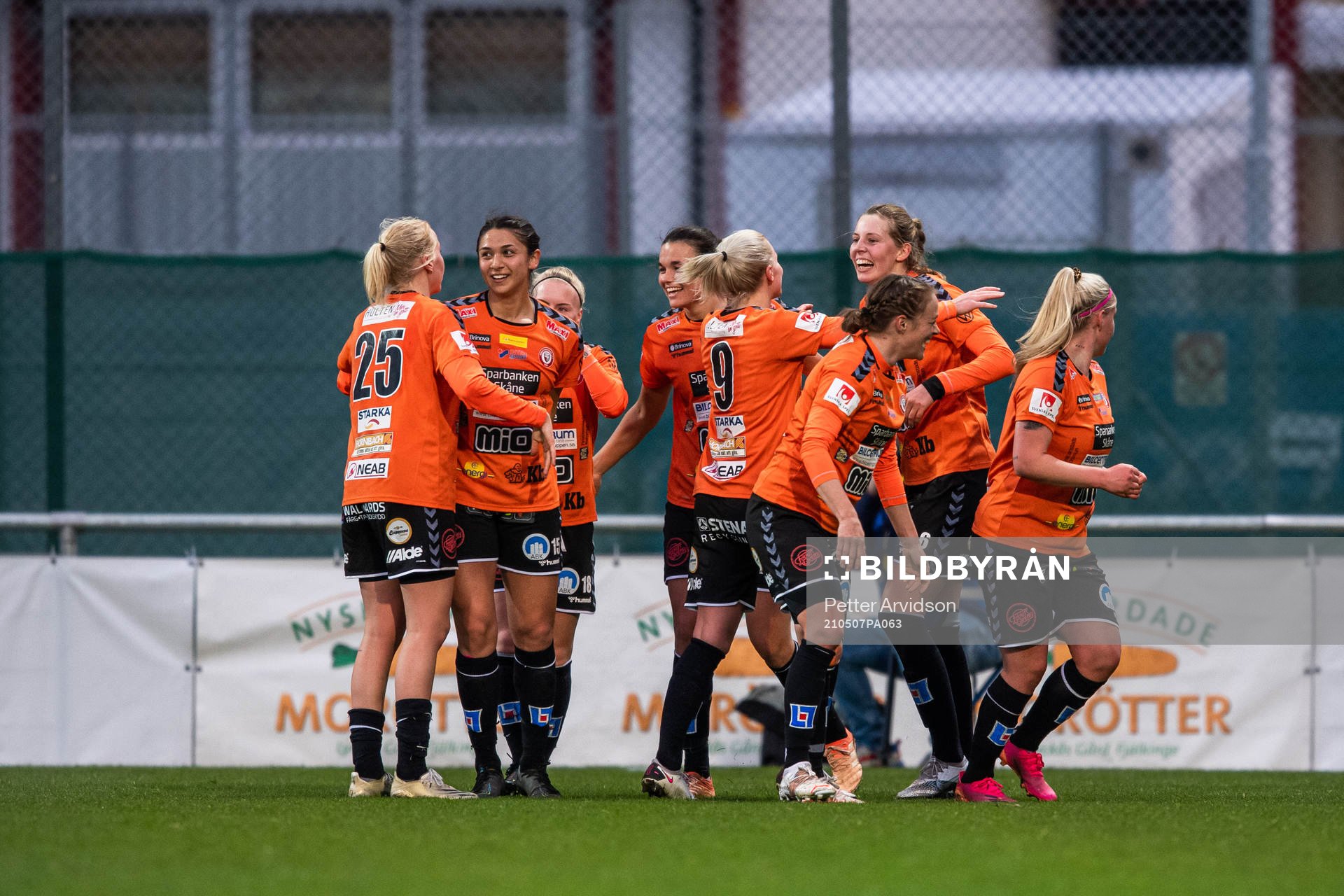 Kristianstads Amanda Edgren jublar med Eveliina Summanen efter 1-0 under fotbollsmatchen i Damallsvenskan mellan Kristianstad och Vittsjö den 7 maj 2021 i Kristianstad.