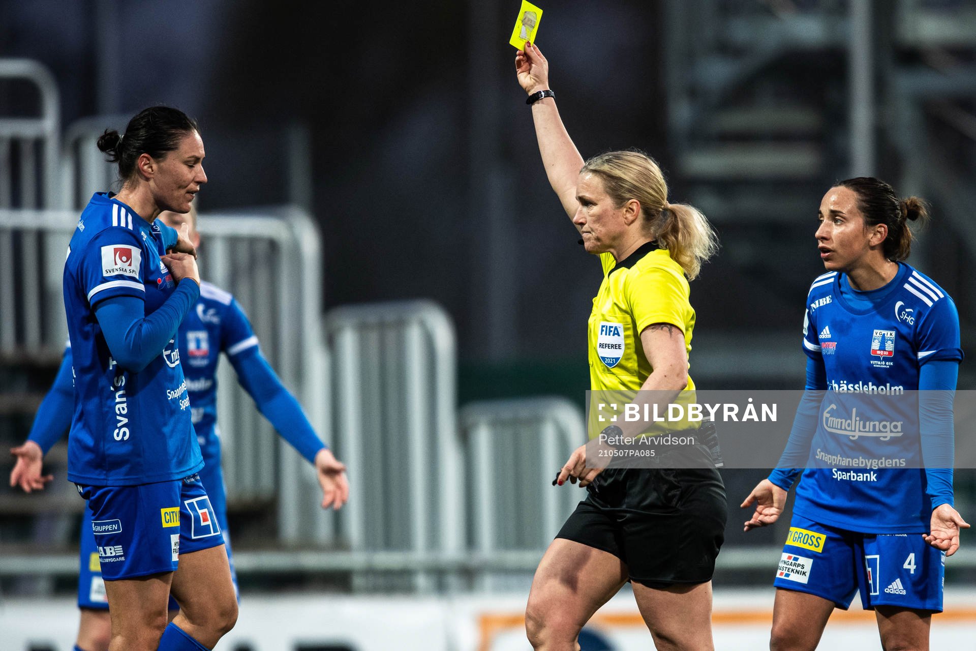 Vittsjös Emily Gielnik, Briana Campos och domare Sara Persson under fotbollsmatchen i Damallsvenskan mellan Kristianstad och Vittsjö den 7 maj 2021 i Kristianstad.