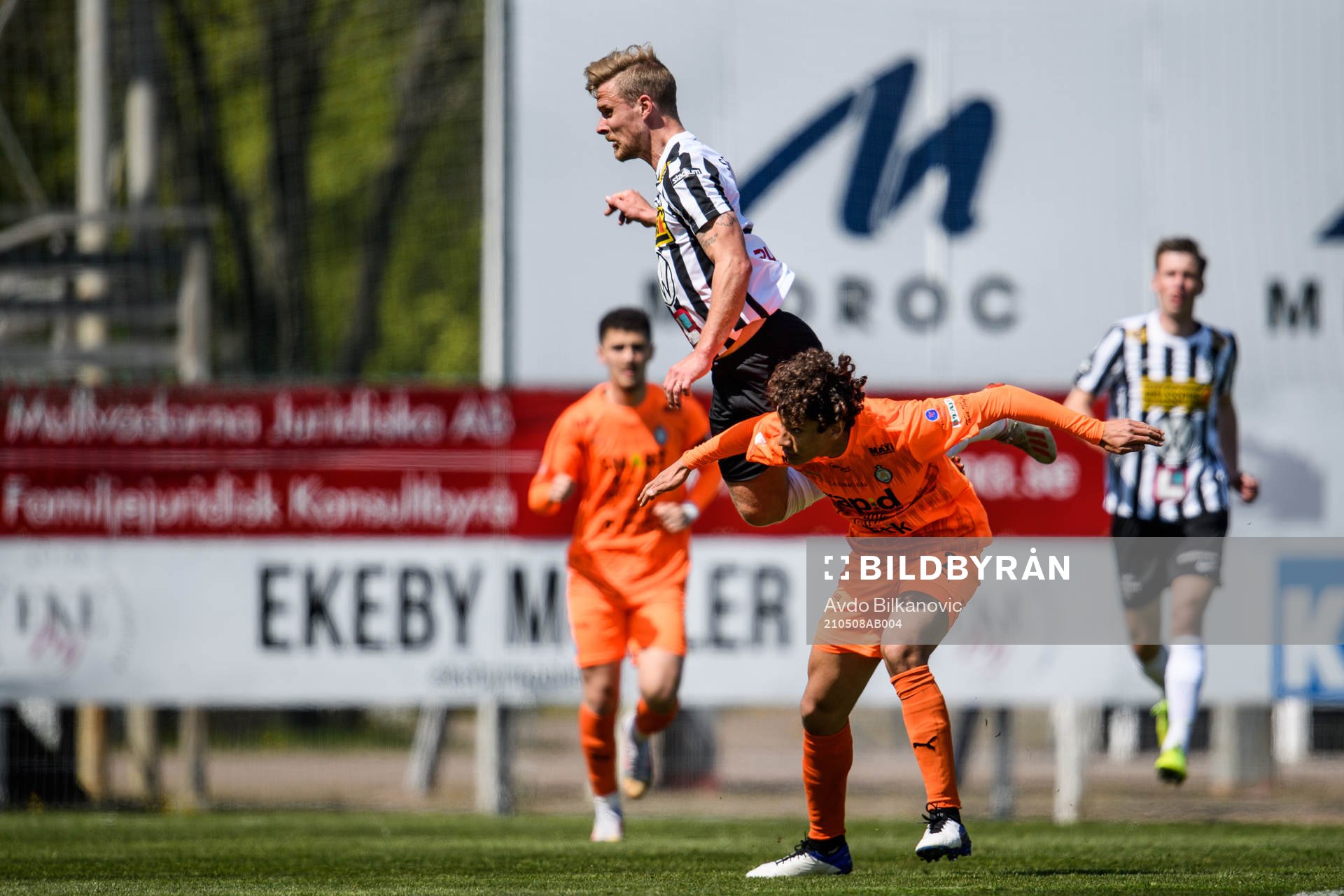 Landskronas Linus Olsson och AFC Eskilstunas Robin Tihi