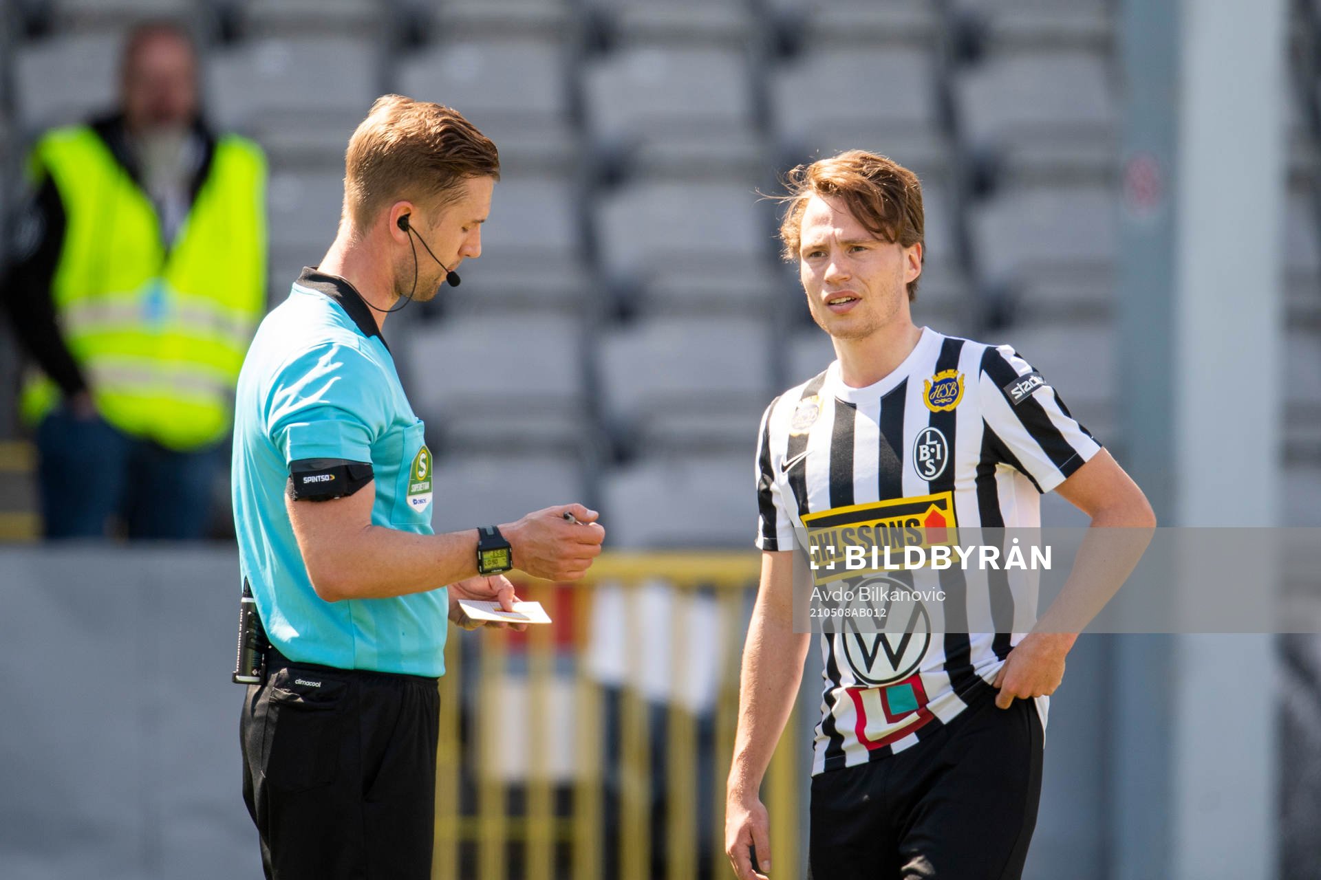 Landskronas Filip Ottosson och domare Fredrik Hansson