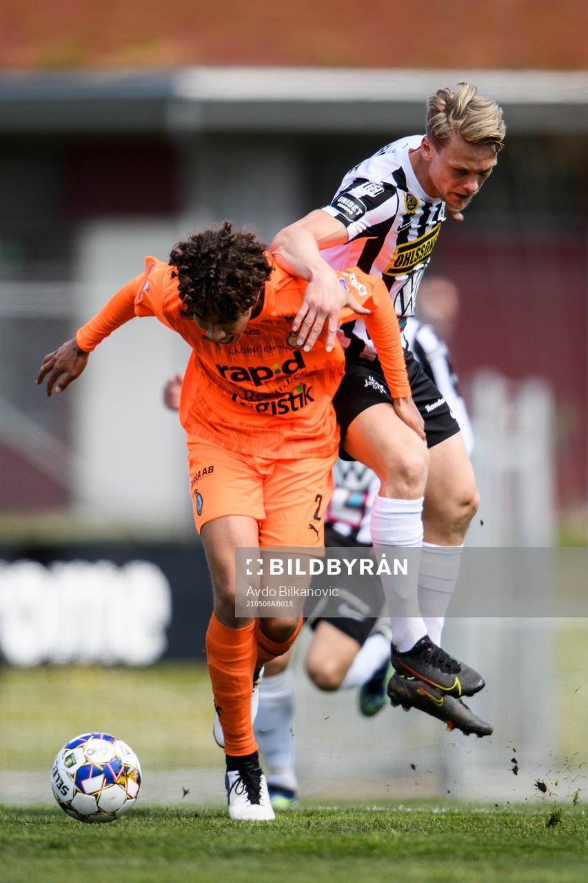 AFC Eskilstunas Robin Tihi och Landskronas Linus Olsson