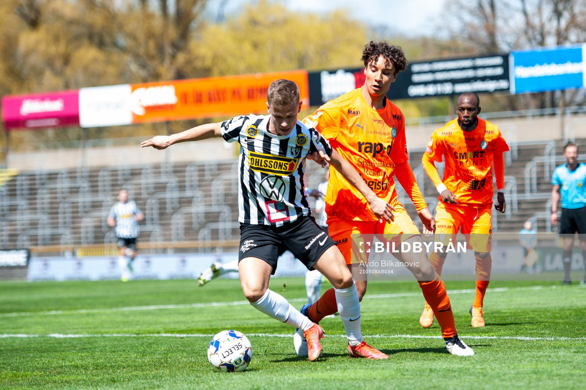 Landskronas Oscar Petersson och AFC Eskilstunas Robin Tihi