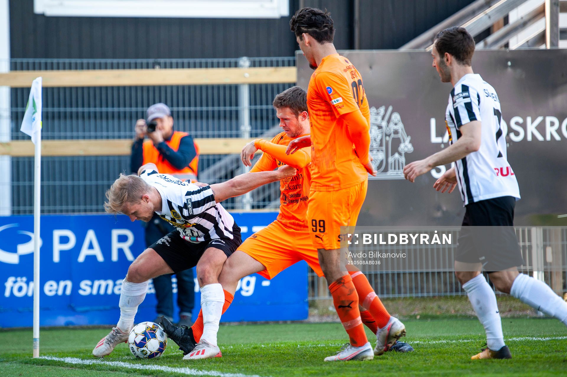 Landskronas Linus Olsson omringad av AFC Eskilstunas spelare