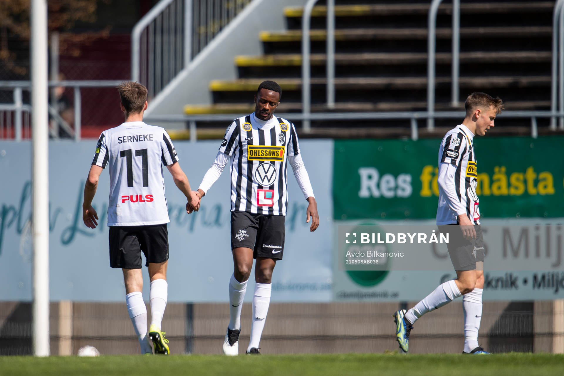 Landskronas målvakt Amr Kaddoura och Passi Prudence jublar efter slutsignalen under fotbollsmatchen i Superettan mellan Landskrona och AFC Eskilstuna den 8 maj 2021 i Landskrona.