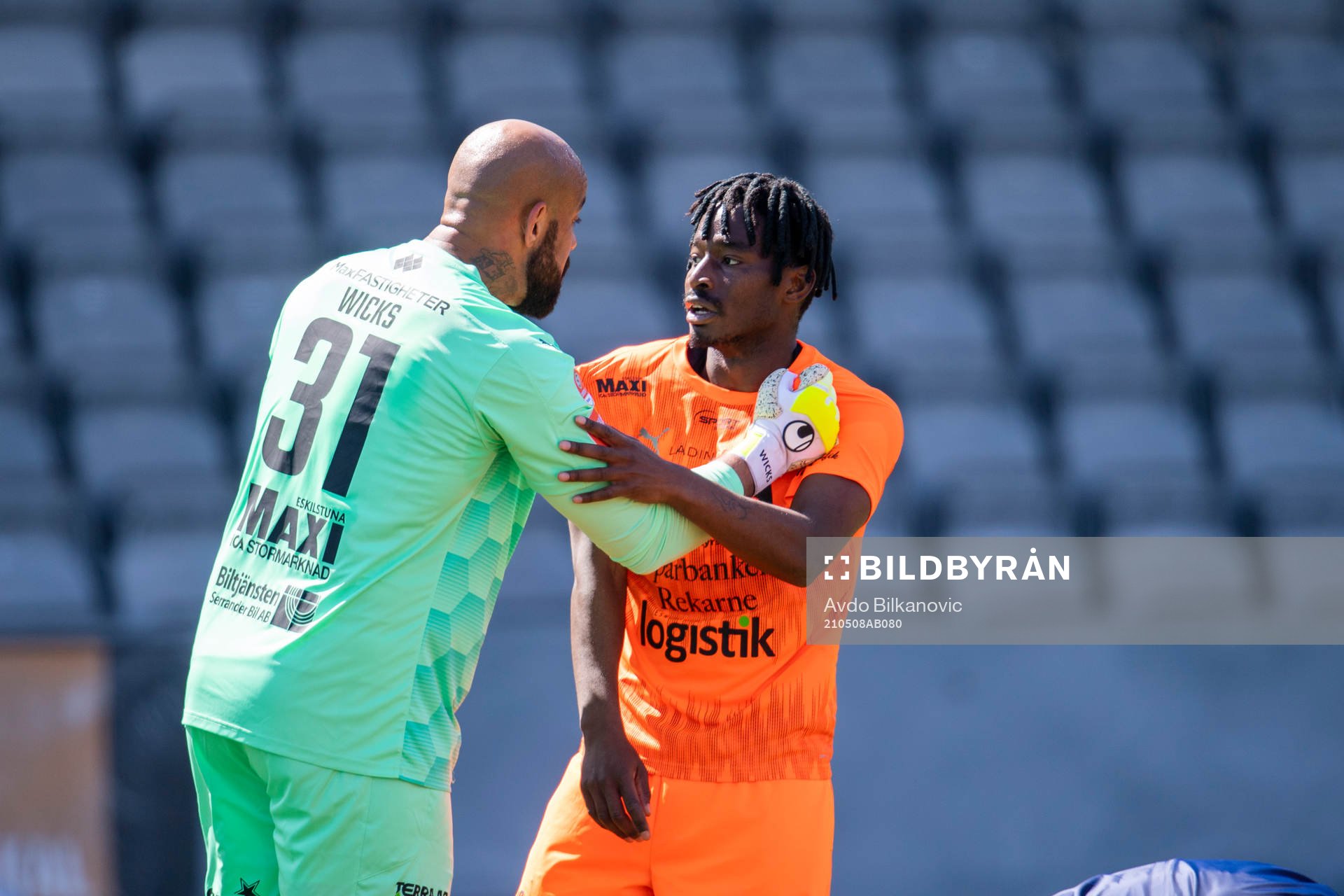 AFC Eskilstunas målvakt Joshua Wicks försöker lunga ner