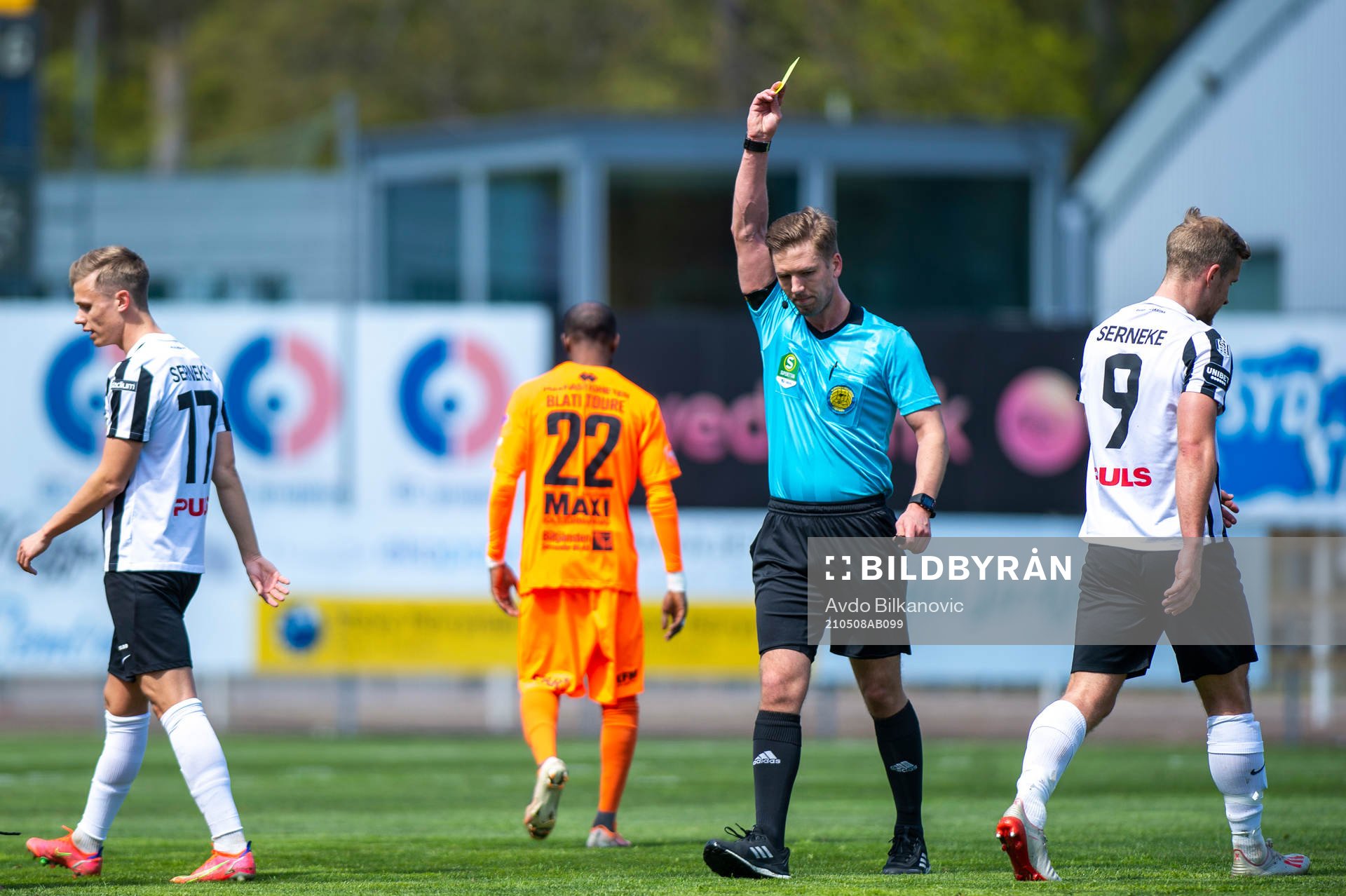Landskronas Linus Olsson varans av domaren Fredrik Hansson under fotbollsmatchen i Superettan mellan Landskrona och AFC Eskilstuna den 8 maj 2021 i Landskrona.